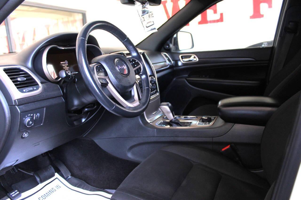 2017 White Jeep Grand Cherokee Laredo 4WD (1C4RJFAG9HC) with an 3.6L V6 DOHC 24V engine, 8A transmission, located at 4301 NW 39th , Oklahoma City, OK, 73112, (405) 949-5600, 35.512135, -97.598671 - NO DRIVERS LICENCE -NO FULL COVERAGE INSURANCE - NO CREDIT CHECK. COME ON OVER TO SUPERSPORTS, TAKE A LOOK AND TEST DRIVE. PLEASE GIVE US A CALL AT (405) 949-5600. NO LICENCIA DE CONDUCIR - NO SEGURO DE COBERTURA TOTAL - NO VERIFICACION DE CREDITO. VISITENOS EN SUPERSPORTS, MIRE NUESTRO - Photo#15