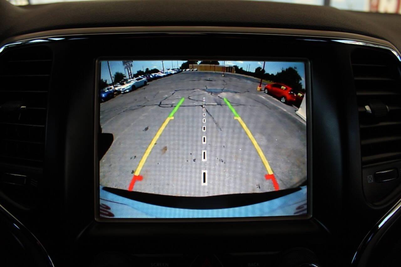 2017 White Jeep Grand Cherokee Laredo 4WD (1C4RJFAG9HC) with an 3.6L V6 DOHC 24V engine, 8A transmission, located at 4301 NW 39th , Oklahoma City, OK, 73112, (405) 949-5600, 35.512135, -97.598671 - NO DRIVERS LICENCE -NO FULL COVERAGE INSURANCE - NO CREDIT CHECK. COME ON OVER TO SUPERSPORTS, TAKE A LOOK AND TEST DRIVE. PLEASE GIVE US A CALL AT (405) 949-5600. NO LICENCIA DE CONDUCIR - NO SEGURO DE COBERTURA TOTAL - NO VERIFICACION DE CREDITO. VISITENOS EN SUPERSPORTS, MIRE NUESTRO - Photo#17