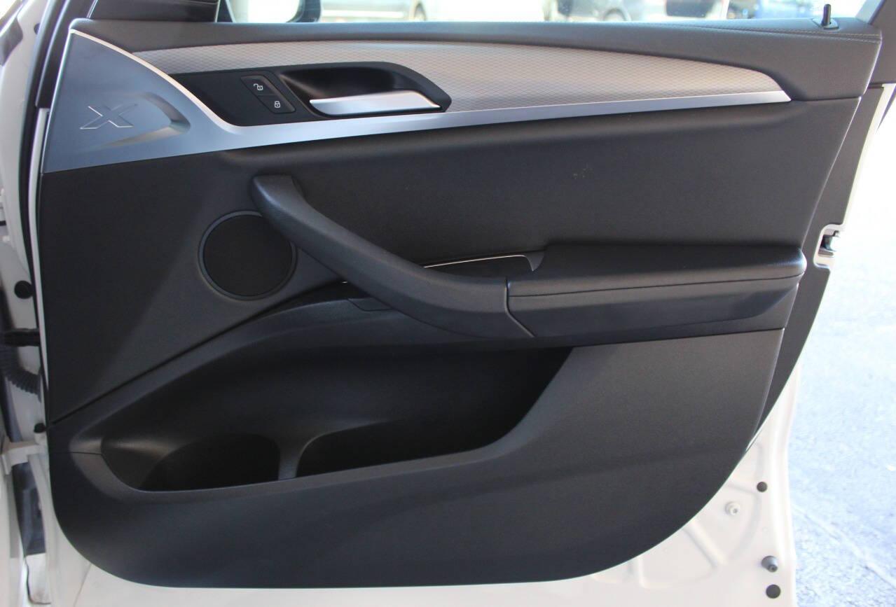 2018 White BMW X3 M40i (5UXTS3C51J0) with an 3.0L I6 Turbocharger 3.0L I6 engine, Automatic 8-Speed transmission, located at 4301 NW 39th , Oklahoma City, OK, 73112, (405) 949-5600, 35.512135, -97.598671 - NO DRIVERS LICENCE NO - FULL COVERAGE INSURANCE - NO CREDIT CHECK. COME ON OVER TO SUPERSPORTS AND TAKE A LOOK AND TEST DRIVE. PLEASE GIVE US A CALL AT (405) 949-5600. NO LICENCIA DE CONDUCIR - NO SEGURO DE COBERTURA TOTAL - NO VERIFICACION DE CREDITO. VISITENOS EN SUPERSPORTS, MIRE NUE - Photo#9