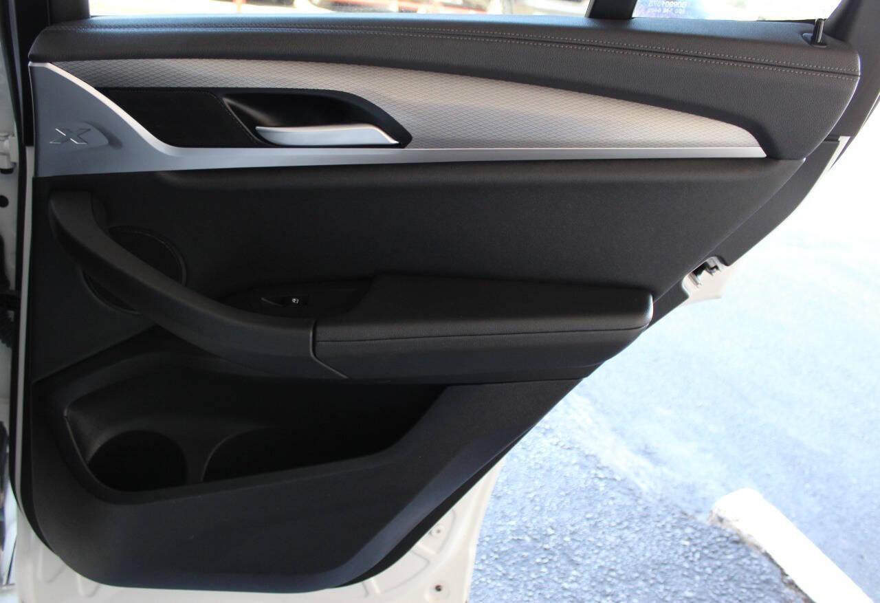 2018 White BMW X3 M40i (5UXTS3C51J0) with an 3.0L I6 Turbocharger 3.0L I6 engine, Automatic 8-Speed transmission, located at 4301 NW 39th , Oklahoma City, OK, 73112, (405) 949-5600, 35.512135, -97.598671 - NO DRIVERS LICENCE NO - FULL COVERAGE INSURANCE - NO CREDIT CHECK. COME ON OVER TO SUPERSPORTS AND TAKE A LOOK AND TEST DRIVE. PLEASE GIVE US A CALL AT (405) 949-5600. NO LICENCIA DE CONDUCIR - NO SEGURO DE COBERTURA TOTAL - NO VERIFICACION DE CREDITO. VISITENOS EN SUPERSPORTS, MIRE NUE - Photo#11