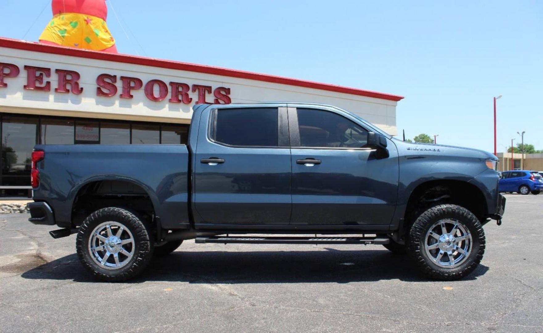 2021 Blue Chevrolet Silverado 1500 Custom Crew Cab Short Box 2WD (3GCPWBEH7MG) with an 4.3L V6 engine, 6A transmission, located at 4301 NW 39th , Oklahoma City, OK, 73112, (405) 949-5600, 35.512135, -97.598671 - NO DRIVERS LICENCE NO - FULL COVERAGE INSURANCE - NO CREDIT CHECK. COME ON OVER TO SUPERSPORTS AND TAKE A LOOK AND TEST DRIVE. PLEASE GIVE US A CALL AT (405) 949-5600. NO LICENCIA DE CONDUCIR - NO SEGURO DE COBERTURA TOTAL - NO VERIFICACION DE CREDITO. VISITENOS EN SUPERSPORTS, MIRE N - Photo#3