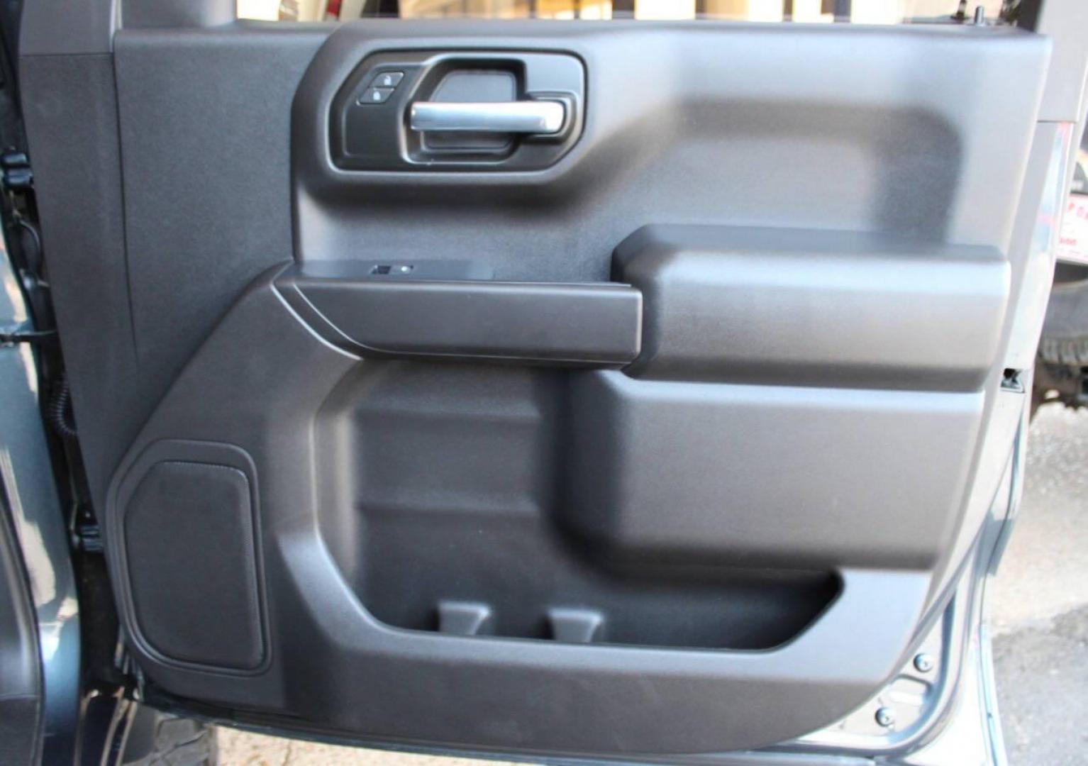2021 Blue Chevrolet Silverado 1500 Custom Crew Cab Short Box 2WD (3GCPWBEH7MG) with an 4.3L V6 engine, 6A transmission, located at 4301 NW 39th , Oklahoma City, OK, 73112, (405) 949-5600, 35.512135, -97.598671 - NO DRIVERS LICENCE NO - FULL COVERAGE INSURANCE - NO CREDIT CHECK. COME ON OVER TO SUPERSPORTS AND TAKE A LOOK AND TEST DRIVE. PLEASE GIVE US A CALL AT (405) 949-5600. NO LICENCIA DE CONDUCIR - NO SEGURO DE COBERTURA TOTAL - NO VERIFICACION DE CREDITO. VISITENOS EN SUPERSPORTS, MIRE N - Photo#10