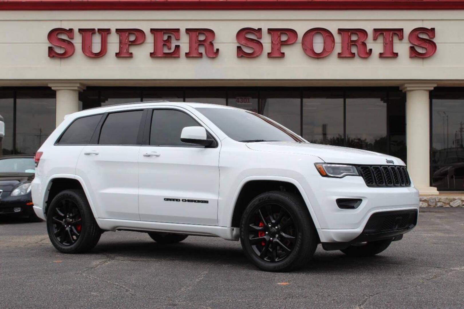 2021 White Jeep Grand Cherokee Laredo E 4WD (1C4RJFAG1MC) with an 3.6L V6 DOHC 24V engine, 8A transmission, located at 4301 NW 39th , Oklahoma City, OK, 73112, (405) 949-5600, 35.512135, -97.598671 - NO DRIVERS LICENCE -NO FULL COVERAGE INSURANCE - NO CREDIT CHECK. COME ON OVER TO SUPERSPORTS, TAKE A LOOK AND TEST DRIVE. PLEASE GIVE US A CALL AT (405) 949-5600. NO LICENCIA DE CONDUCIR - NO SEGURO DE COBERTURA TOTAL - NO VERIFICACION DE CREDITO. VISITENOS EN SUPERSPORTS, MIRE NUESTRO - Photo#2