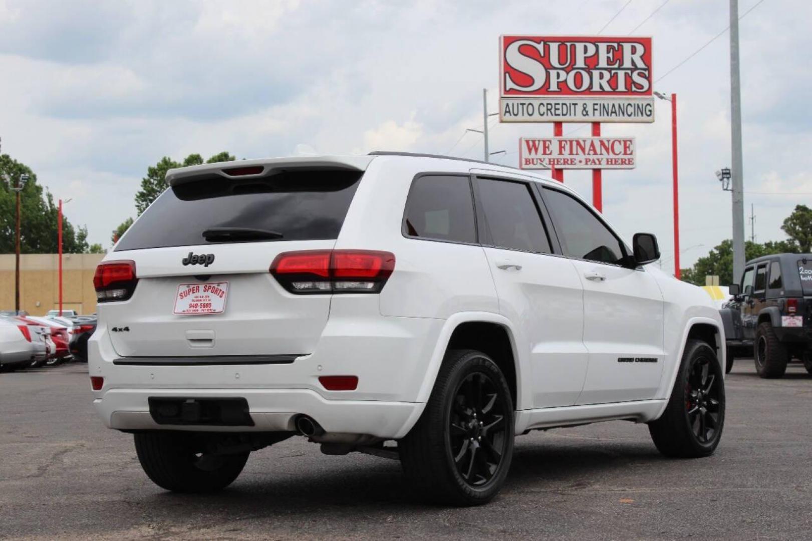 2021 White Jeep Grand Cherokee Laredo E 4WD (1C4RJFAG1MC) with an 3.6L V6 DOHC 24V engine, 8A transmission, located at 4301 NW 39th , Oklahoma City, OK, 73112, (405) 949-5600, 35.512135, -97.598671 - NO DRIVERS LICENCE -NO FULL COVERAGE INSURANCE - NO CREDIT CHECK. COME ON OVER TO SUPERSPORTS, TAKE A LOOK AND TEST DRIVE. PLEASE GIVE US A CALL AT (405) 949-5600. NO LICENCIA DE CONDUCIR - NO SEGURO DE COBERTURA TOTAL - NO VERIFICACION DE CREDITO. VISITENOS EN SUPERSPORTS, MIRE NUESTRO - Photo#4