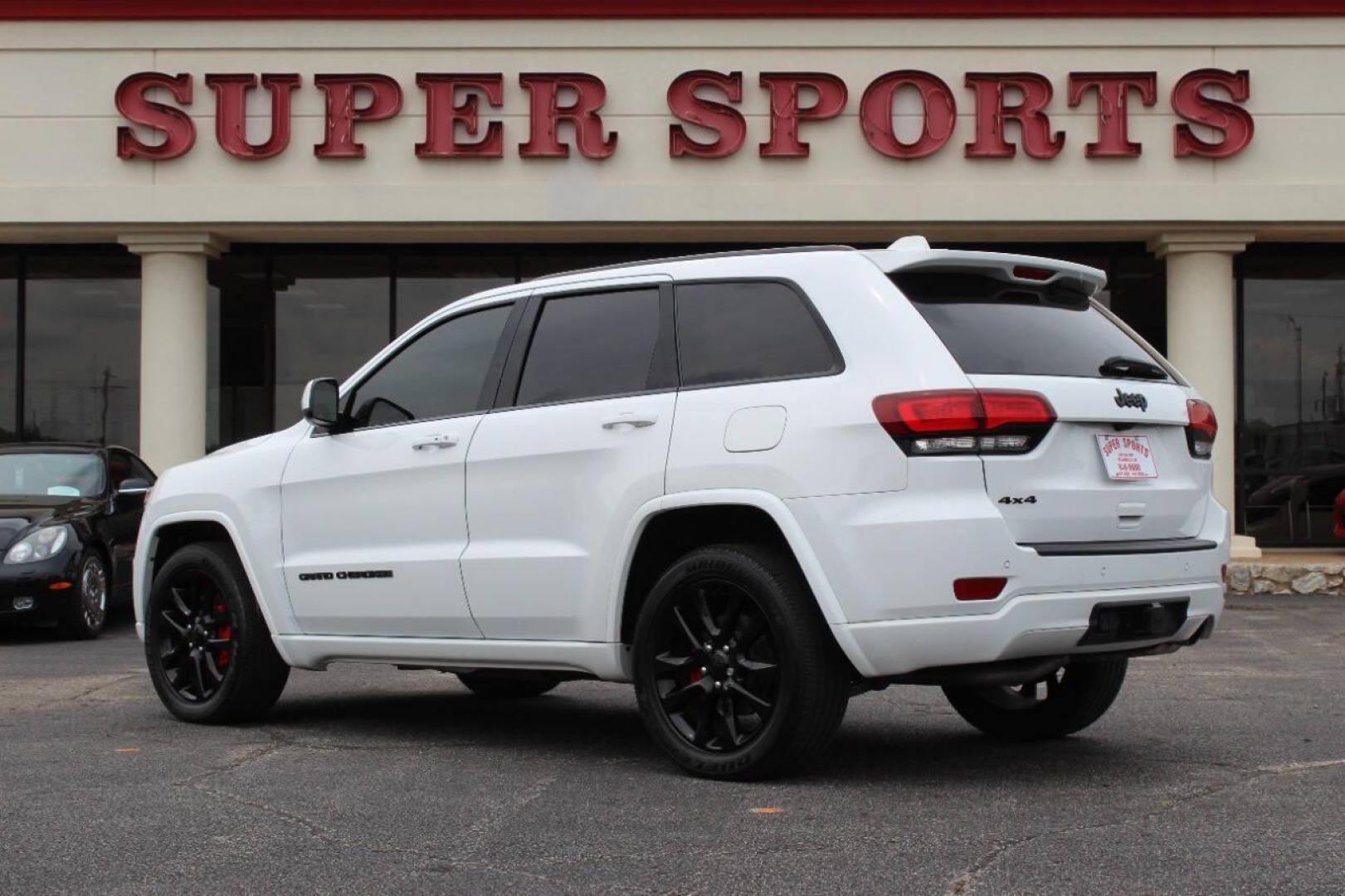2021 White Jeep Grand Cherokee Laredo E 4WD (1C4RJFAG1MC) with an 3.6L V6 DOHC 24V engine, 8A transmission, located at 4301 NW 39th , Oklahoma City, OK, 73112, (405) 949-5600, 35.512135, -97.598671 - NO DRIVERS LICENCE -NO FULL COVERAGE INSURANCE - NO CREDIT CHECK. COME ON OVER TO SUPERSPORTS, TAKE A LOOK AND TEST DRIVE. PLEASE GIVE US A CALL AT (405) 949-5600. NO LICENCIA DE CONDUCIR - NO SEGURO DE COBERTURA TOTAL - NO VERIFICACION DE CREDITO. VISITENOS EN SUPERSPORTS, MIRE NUESTRO - Photo#5