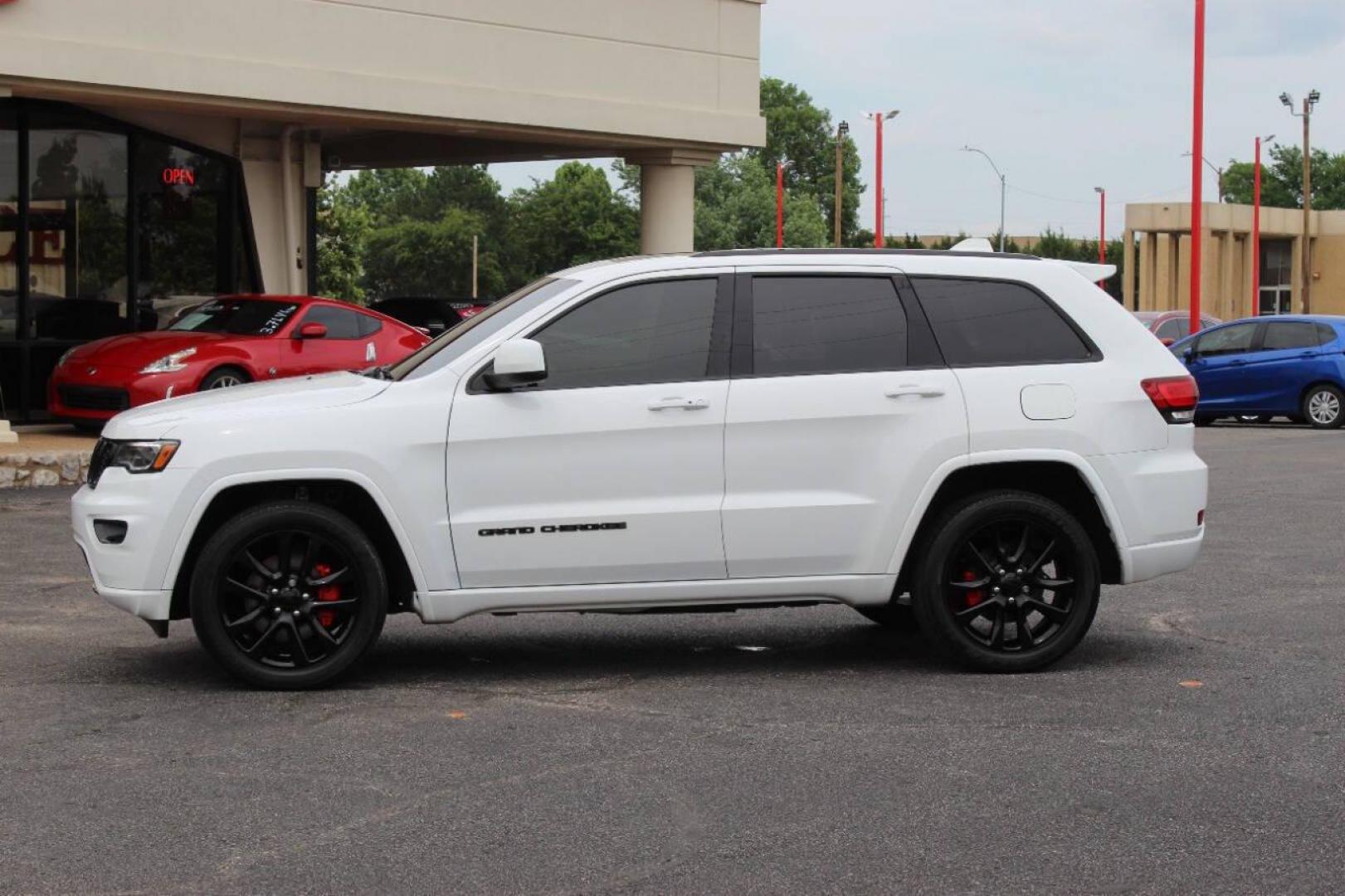2021 White Jeep Grand Cherokee Laredo E 4WD (1C4RJFAG1MC) with an 3.6L V6 DOHC 24V engine, 8A transmission, located at 4301 NW 39th , Oklahoma City, OK, 73112, (405) 949-5600, 35.512135, -97.598671 - NO DRIVERS LICENCE -NO FULL COVERAGE INSURANCE - NO CREDIT CHECK. COME ON OVER TO SUPERSPORTS, TAKE A LOOK AND TEST DRIVE. PLEASE GIVE US A CALL AT (405) 949-5600. NO LICENCIA DE CONDUCIR - NO SEGURO DE COBERTURA TOTAL - NO VERIFICACION DE CREDITO. VISITENOS EN SUPERSPORTS, MIRE NUESTRO - Photo#6