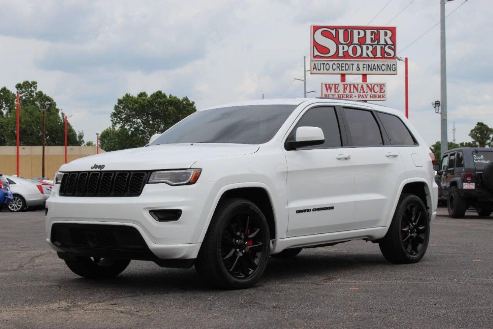 2021 White Jeep Grand Cherokee Laredo E 4WD (1C4RJFAG1MC) with an 3.6L V6 DOHC 24V engine, 8A transmission, located at 4301 NW 39th , Oklahoma City, OK, 73112, (405) 949-5600, 35.512135, -97.598671 - NO DRIVERS LICENCE -NO FULL COVERAGE INSURANCE - NO CREDIT CHECK. COME ON OVER TO SUPERSPORTS, TAKE A LOOK AND TEST DRIVE. PLEASE GIVE US A CALL AT (405) 949-5600. NO LICENCIA DE CONDUCIR - NO SEGURO DE COBERTURA TOTAL - NO VERIFICACION DE CREDITO. VISITENOS EN SUPERSPORTS, MIRE NUESTRO - Photo#7