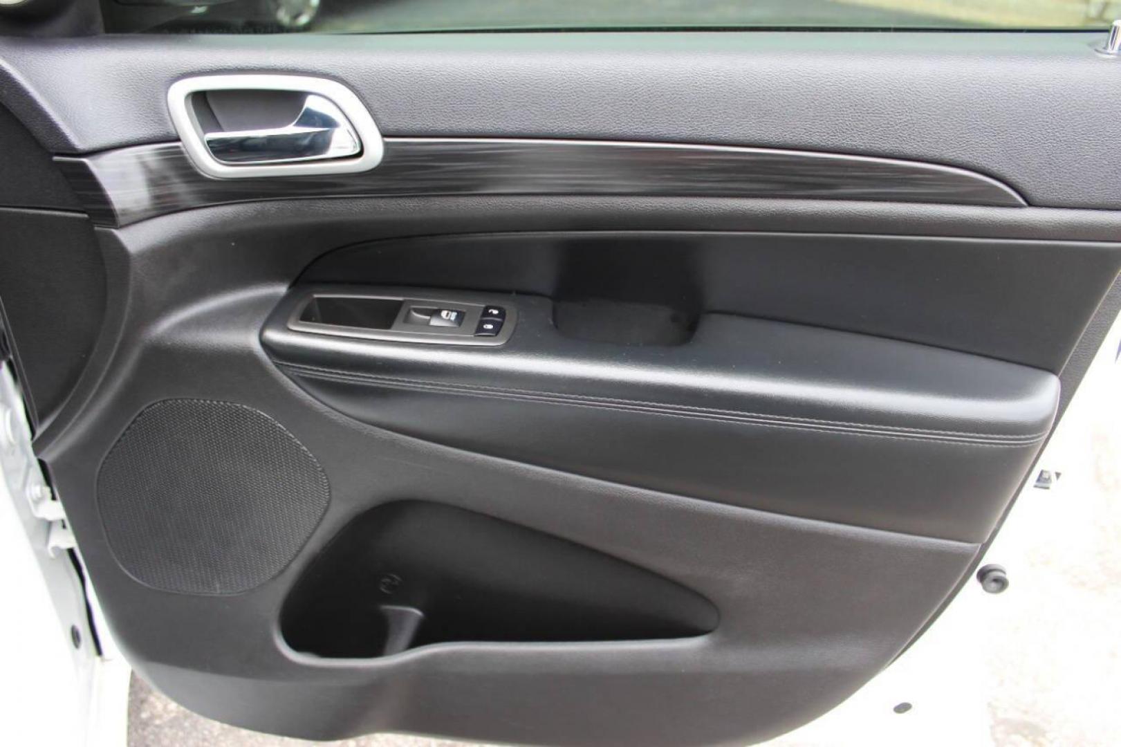 2021 White Jeep Grand Cherokee Laredo E 4WD (1C4RJFAG1MC) with an 3.6L V6 DOHC 24V engine, 8A transmission, located at 4301 NW 39th , Oklahoma City, OK, 73112, (405) 949-5600, 35.512135, -97.598671 - NO DRIVERS LICENCE -NO FULL COVERAGE INSURANCE - NO CREDIT CHECK. COME ON OVER TO SUPERSPORTS, TAKE A LOOK AND TEST DRIVE. PLEASE GIVE US A CALL AT (405) 949-5600. NO LICENCIA DE CONDUCIR - NO SEGURO DE COBERTURA TOTAL - NO VERIFICACION DE CREDITO. VISITENOS EN SUPERSPORTS, MIRE NUESTRO - Photo#10