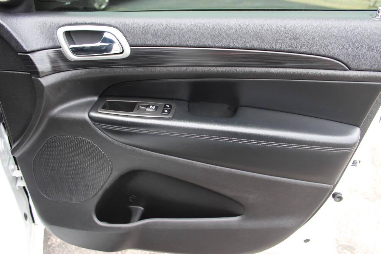 2021 White Jeep Grand Cherokee Laredo E 4WD (1C4RJFAG1MC) with an 3.6L V6 3.6L V6 engine, Automatic 8-Speed transmission, located at 4301 NW 39th , Oklahoma City, OK, 73112, (405) 949-5600, 35.512135, -97.598671 - NO DRIVERS LICENCE -NO FULL COVERAGE INSURANCE - NO CREDIT CHECK. COME ON OVER TO SUPERSPORTS, TAKE A LOOK AND TEST DRIVE. PLEASE GIVE US A CALL AT (405) 949-5600. NO LICENCIA DE CONDUCIR - NO SEGURO DE COBERTURA TOTAL - NO VERIFICACION DE CREDITO. VISITENOS EN SUPERSPORTS, MIRE NUESTRO - Photo#9