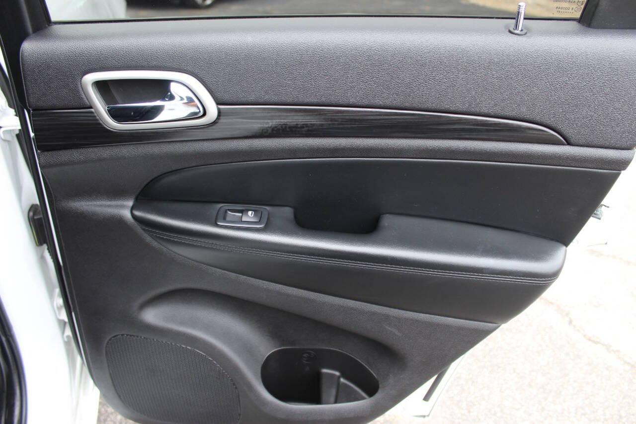 2021 White Jeep Grand Cherokee Laredo E 4WD (1C4RJFAG1MC) with an 3.6L V6 3.6L V6 engine, Automatic 8-Speed transmission, located at 4301 NW 39th , Oklahoma City, OK, 73112, (405) 949-5600, 35.512135, -97.598671 - NO DRIVERS LICENCE -NO FULL COVERAGE INSURANCE - NO CREDIT CHECK. COME ON OVER TO SUPERSPORTS, TAKE A LOOK AND TEST DRIVE. PLEASE GIVE US A CALL AT (405) 949-5600. NO LICENCIA DE CONDUCIR - NO SEGURO DE COBERTURA TOTAL - NO VERIFICACION DE CREDITO. VISITENOS EN SUPERSPORTS, MIRE NUESTRO - Photo#11