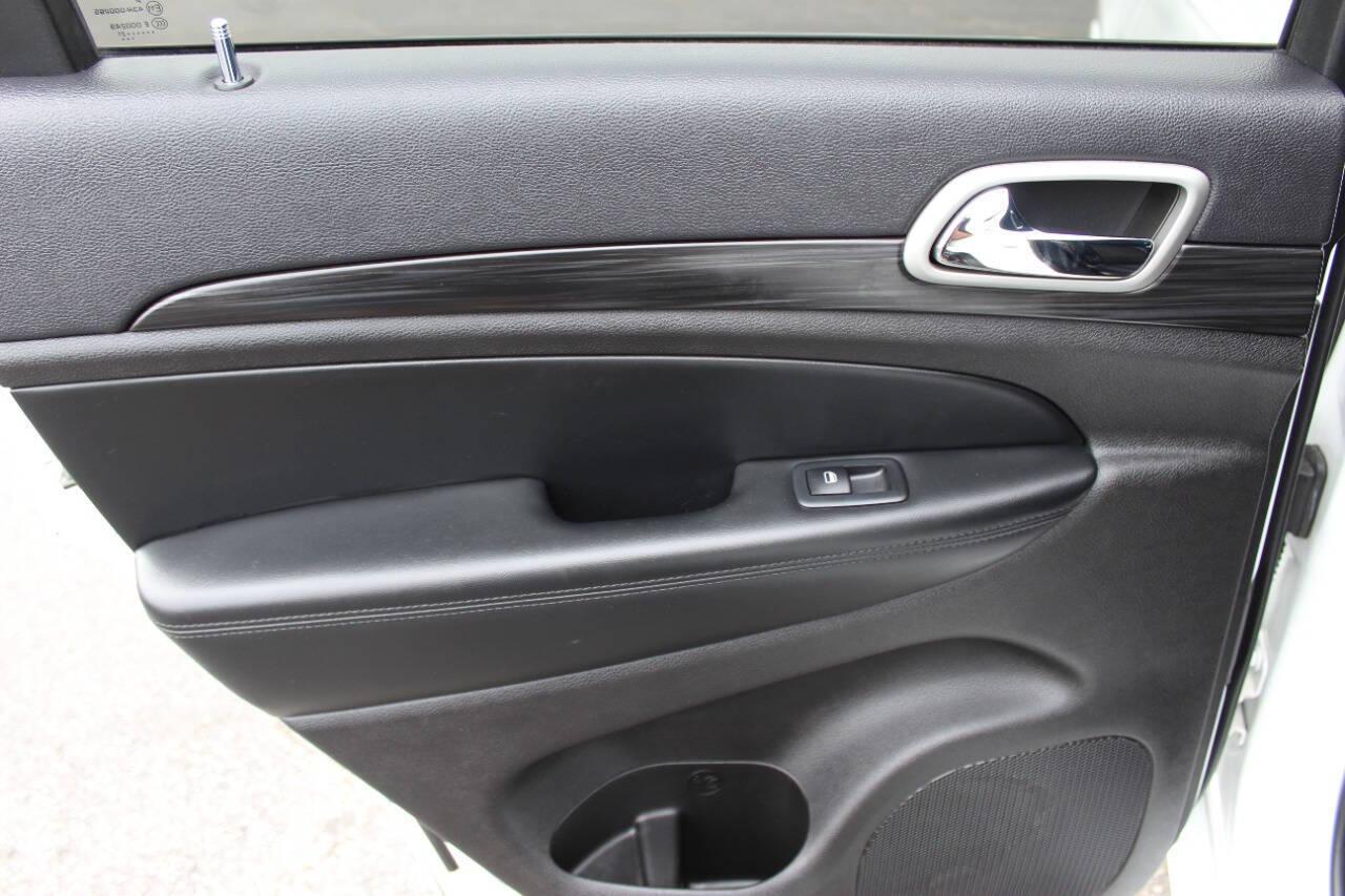 2021 White Jeep Grand Cherokee Laredo E 4WD (1C4RJFAG1MC) with an 3.6L V6 3.6L V6 engine, Automatic 8-Speed transmission, located at 4301 NW 39th , Oklahoma City, OK, 73112, (405) 949-5600, 35.512135, -97.598671 - NO DRIVERS LICENCE -NO FULL COVERAGE INSURANCE - NO CREDIT CHECK. COME ON OVER TO SUPERSPORTS, TAKE A LOOK AND TEST DRIVE. PLEASE GIVE US A CALL AT (405) 949-5600. NO LICENCIA DE CONDUCIR - NO SEGURO DE COBERTURA TOTAL - NO VERIFICACION DE CREDITO. VISITENOS EN SUPERSPORTS, MIRE NUESTRO - Photo#15