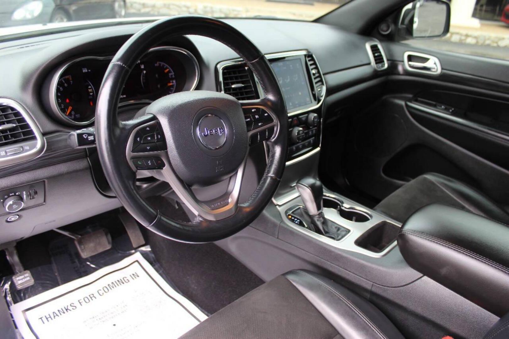 2021 White Jeep Grand Cherokee Laredo E 4WD (1C4RJFAG1MC) with an 3.6L V6 DOHC 24V engine, 8A transmission, located at 4301 NW 39th , Oklahoma City, OK, 73112, (405) 949-5600, 35.512135, -97.598671 - NO DRIVERS LICENCE -NO FULL COVERAGE INSURANCE - NO CREDIT CHECK. COME ON OVER TO SUPERSPORTS, TAKE A LOOK AND TEST DRIVE. PLEASE GIVE US A CALL AT (405) 949-5600. NO LICENCIA DE CONDUCIR - NO SEGURO DE COBERTURA TOTAL - NO VERIFICACION DE CREDITO. VISITENOS EN SUPERSPORTS, MIRE NUESTRO - Photo#17