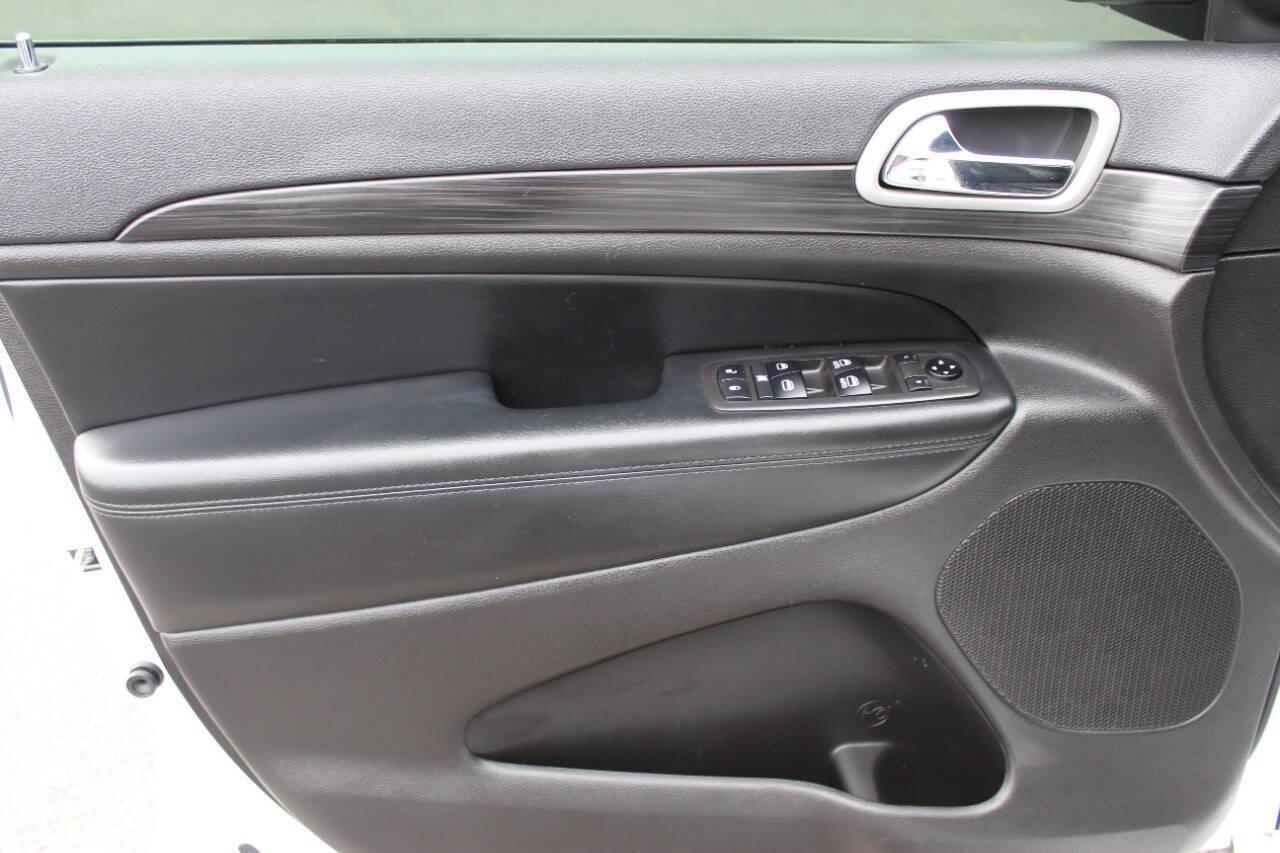 2021 White Jeep Grand Cherokee Laredo E 4WD (1C4RJFAG1MC) with an 3.6L V6 3.6L V6 engine, Automatic 8-Speed transmission, located at 4301 NW 39th , Oklahoma City, OK, 73112, (405) 949-5600, 35.512135, -97.598671 - NO DRIVERS LICENCE -NO FULL COVERAGE INSURANCE - NO CREDIT CHECK. COME ON OVER TO SUPERSPORTS, TAKE A LOOK AND TEST DRIVE. PLEASE GIVE US A CALL AT (405) 949-5600. NO LICENCIA DE CONDUCIR - NO SEGURO DE COBERTURA TOTAL - NO VERIFICACION DE CREDITO. VISITENOS EN SUPERSPORTS, MIRE NUESTRO - Photo#17