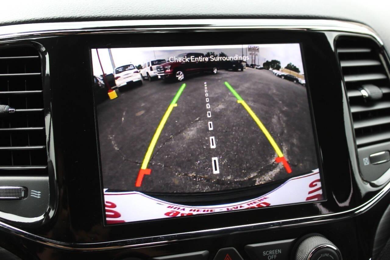 2021 White Jeep Grand Cherokee Laredo E 4WD (1C4RJFAG1MC) with an 3.6L V6 3.6L V6 engine, Automatic 8-Speed transmission, located at 4301 NW 39th , Oklahoma City, OK, 73112, (405) 949-5600, 35.512135, -97.598671 - NO DRIVERS LICENCE -NO FULL COVERAGE INSURANCE - NO CREDIT CHECK. COME ON OVER TO SUPERSPORTS, TAKE A LOOK AND TEST DRIVE. PLEASE GIVE US A CALL AT (405) 949-5600. NO LICENCIA DE CONDUCIR - NO SEGURO DE COBERTURA TOTAL - NO VERIFICACION DE CREDITO. VISITENOS EN SUPERSPORTS, MIRE NUESTRO - Photo#21