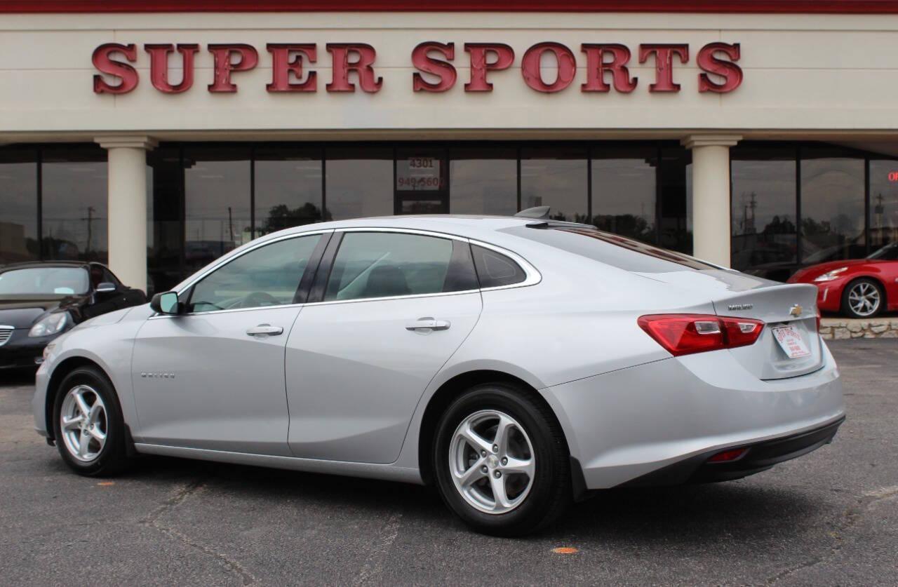 2018 Silver Chevrolet Malibu LS (1G1ZB5ST6JF) with an 1.5L L4 DOHC 16V engine, 6A transmission, located at 4301 NW 39th , Oklahoma City, OK, 73112, (405) 949-5600, 35.512135, -97.598671 - NO DRIVERS LICENCE -NO FULL COVERAGE INSURANCE - NO CREDIT CHECK. COME ON OVER TO SUPERSPORTS, TAKE A LOOK AND TEST DRIVE. PLEASE GIVE US A CALL AT (405) 949-5600. NO LICENCIA DE CONDUCIR - NO SEGURO DE COBERTURA TOTAL - NO VERIFICACION DE CREDITO. VISITENOS EN SUPERSPORTS, MIRE NUESTRO - Photo#4