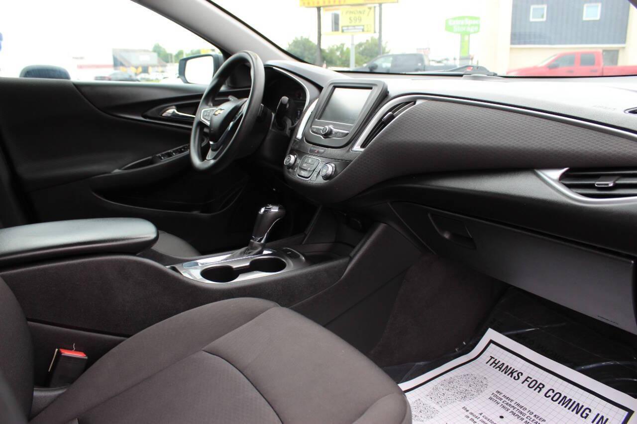 2018 Silver Chevrolet Malibu LS (1G1ZB5ST6JF) with an 1.5L L4 DOHC 16V engine, 6A transmission, located at 4301 NW 39th , Oklahoma City, OK, 73112, (405) 949-5600, 35.512135, -97.598671 - NO DRIVERS LICENCE -NO FULL COVERAGE INSURANCE - NO CREDIT CHECK. COME ON OVER TO SUPERSPORTS, TAKE A LOOK AND TEST DRIVE. PLEASE GIVE US A CALL AT (405) 949-5600. NO LICENCIA DE CONDUCIR - NO SEGURO DE COBERTURA TOTAL - NO VERIFICACION DE CREDITO. VISITENOS EN SUPERSPORTS, MIRE NUESTRO - Photo#8