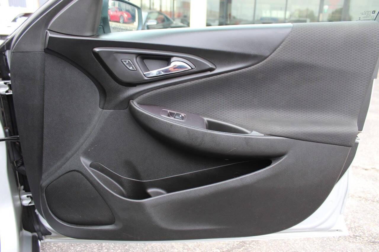 2018 Silver Chevrolet Malibu LS (1G1ZB5ST6JF) with an 1.5L L4 DOHC 16V engine, 6A transmission, located at 4301 NW 39th , Oklahoma City, OK, 73112, (405) 949-5600, 35.512135, -97.598671 - NO DRIVERS LICENCE -NO FULL COVERAGE INSURANCE - NO CREDIT CHECK. COME ON OVER TO SUPERSPORTS, TAKE A LOOK AND TEST DRIVE. PLEASE GIVE US A CALL AT (405) 949-5600. NO LICENCIA DE CONDUCIR - NO SEGURO DE COBERTURA TOTAL - NO VERIFICACION DE CREDITO. VISITENOS EN SUPERSPORTS, MIRE NUESTRO - Photo#9