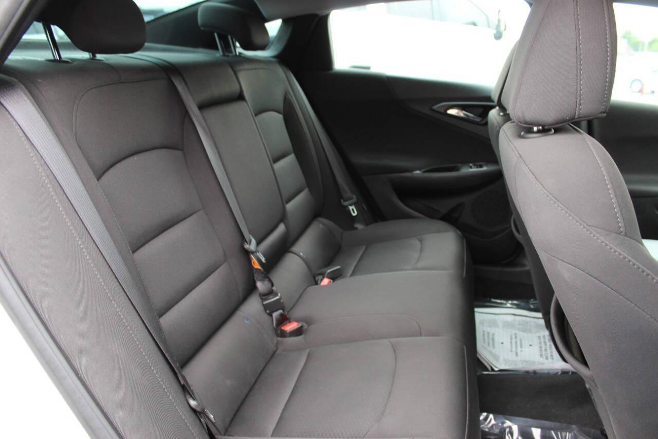 2018 Silver Chevrolet Malibu LS (1G1ZB5ST6JF) with an 1.5L L4 DOHC 16V engine, 6A transmission, located at 4301 NW 39th , Oklahoma City, OK, 73112, (405) 949-5600, 35.512135, -97.598671 - NO DRIVERS LICENCE -NO FULL COVERAGE INSURANCE - NO CREDIT CHECK. COME ON OVER TO SUPERSPORTS, TAKE A LOOK AND TEST DRIVE. PLEASE GIVE US A CALL AT (405) 949-5600. NO LICENCIA DE CONDUCIR - NO SEGURO DE COBERTURA TOTAL - NO VERIFICACION DE CREDITO. VISITENOS EN SUPERSPORTS, MIRE NUESTRO - Photo#10