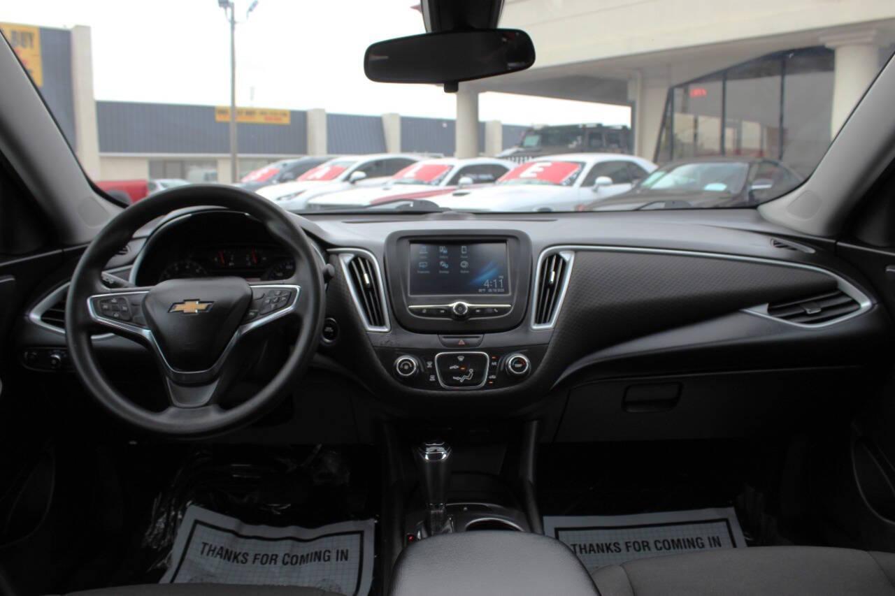 2018 Silver Chevrolet Malibu LS (1G1ZB5ST6JF) with an 1.5L L4 DOHC 16V engine, 6A transmission, located at 4301 NW 39th , Oklahoma City, OK, 73112, (405) 949-5600, 35.512135, -97.598671 - NO DRIVERS LICENCE -NO FULL COVERAGE INSURANCE - NO CREDIT CHECK. COME ON OVER TO SUPERSPORTS, TAKE A LOOK AND TEST DRIVE. PLEASE GIVE US A CALL AT (405) 949-5600. NO LICENCIA DE CONDUCIR - NO SEGURO DE COBERTURA TOTAL - NO VERIFICACION DE CREDITO. VISITENOS EN SUPERSPORTS, MIRE NUESTRO - Photo#18