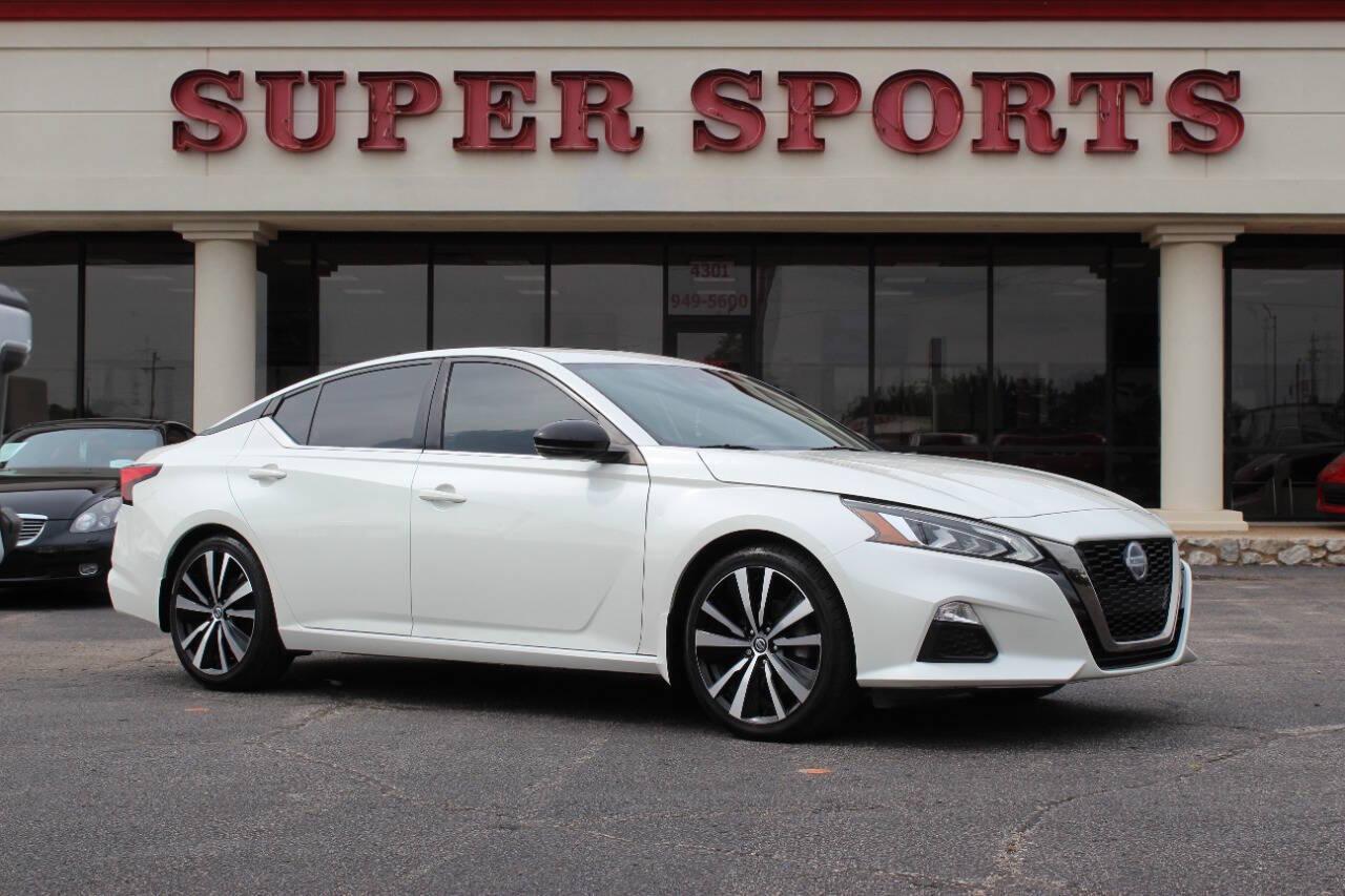 2020 White Nissan Altima 2.5 SR (1N4BL4CV8LC) with an 2.5L L4 DOHC 16V engine, CVT transmission, located at 4301 NW 39th , Oklahoma City, OK, 73112, (405) 949-5600, 35.512135, -97.598671 - NO DRIVERS LICENCE -NO FULL COVERAGE INSURANCE - NO CREDIT CHECK. COME ON OVER TO SUPERSPORTS, TAKE A LOOK AND TEST DRIVE. PLEASE GIVE US A CALL AT (405) 949-5600. NO LICENCIA DE CONDUCIR - NO SEGURO DE COBERTURA TOTAL - NO VERIFICACION DE CREDITO. VISITENOS EN SUPERSPORTS, MIRE NUESTRO - Photo#0