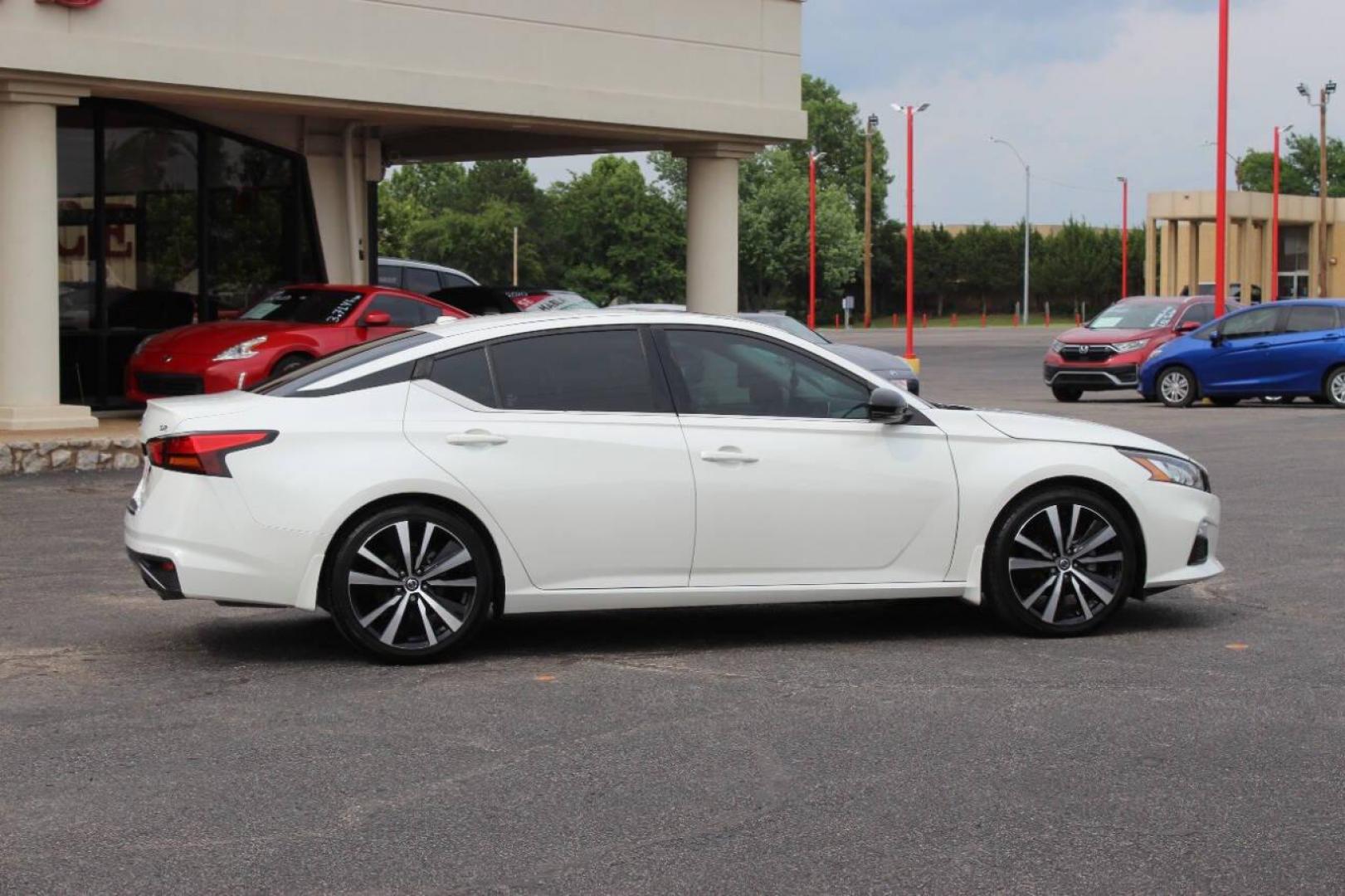 2020 White Nissan Altima 2.5 SR (1N4BL4CV8LC) with an 2.5L L4 DOHC 16V engine, CVT transmission, located at 4301 NW 39th , Oklahoma City, OK, 73112, (405) 949-5600, 35.512135, -97.598671 - NO DRIVERS LICENCE -NO FULL COVERAGE INSURANCE - NO CREDIT CHECK. COME ON OVER TO SUPERSPORTS, TAKE A LOOK AND TEST DRIVE. PLEASE GIVE US A CALL AT (405) 949-5600. NO LICENCIA DE CONDUCIR - NO SEGURO DE COBERTURA TOTAL - NO VERIFICACION DE CREDITO. VISITENOS EN SUPERSPORTS, MIRE NUESTRO - Photo#3