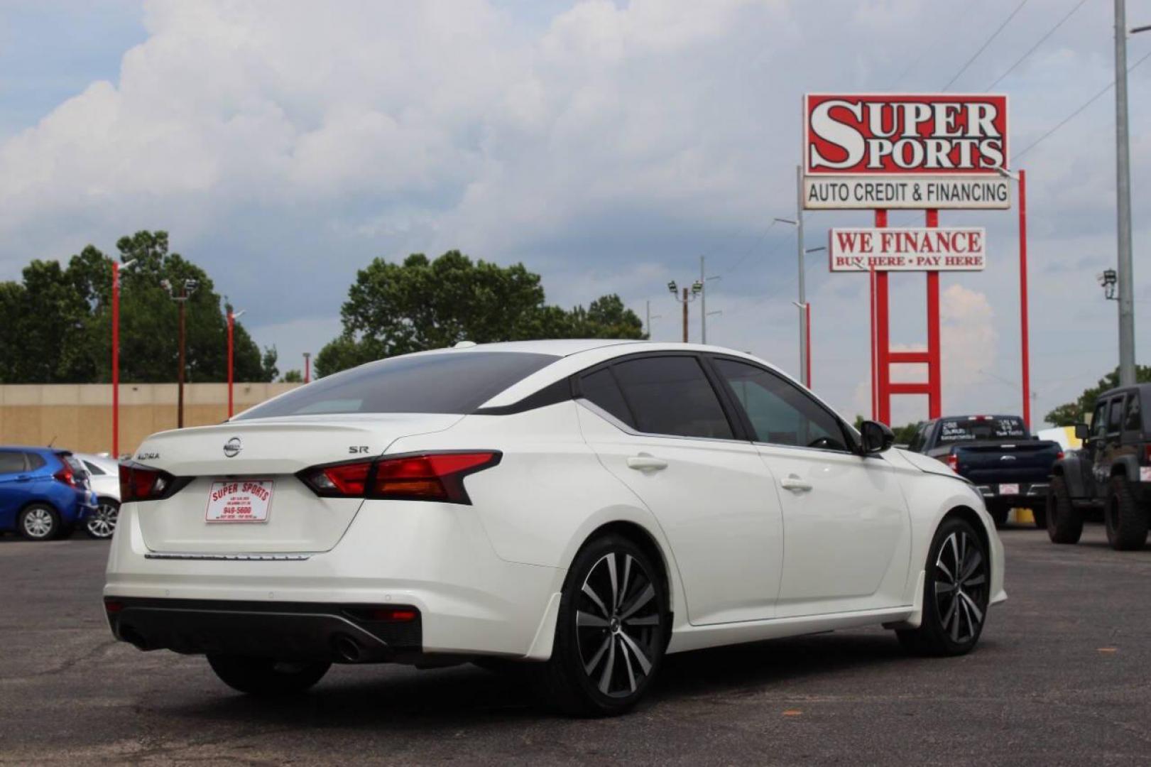 2020 White Nissan Altima 2.5 SR (1N4BL4CV8LC) with an 2.5L L4 DOHC 16V engine, CVT transmission, located at 4301 NW 39th , Oklahoma City, OK, 73112, (405) 949-5600, 35.512135, -97.598671 - NO DRIVERS LICENCE -NO FULL COVERAGE INSURANCE - NO CREDIT CHECK. COME ON OVER TO SUPERSPORTS, TAKE A LOOK AND TEST DRIVE. PLEASE GIVE US A CALL AT (405) 949-5600. NO LICENCIA DE CONDUCIR - NO SEGURO DE COBERTURA TOTAL - NO VERIFICACION DE CREDITO. VISITENOS EN SUPERSPORTS, MIRE NUESTRO - Photo#4