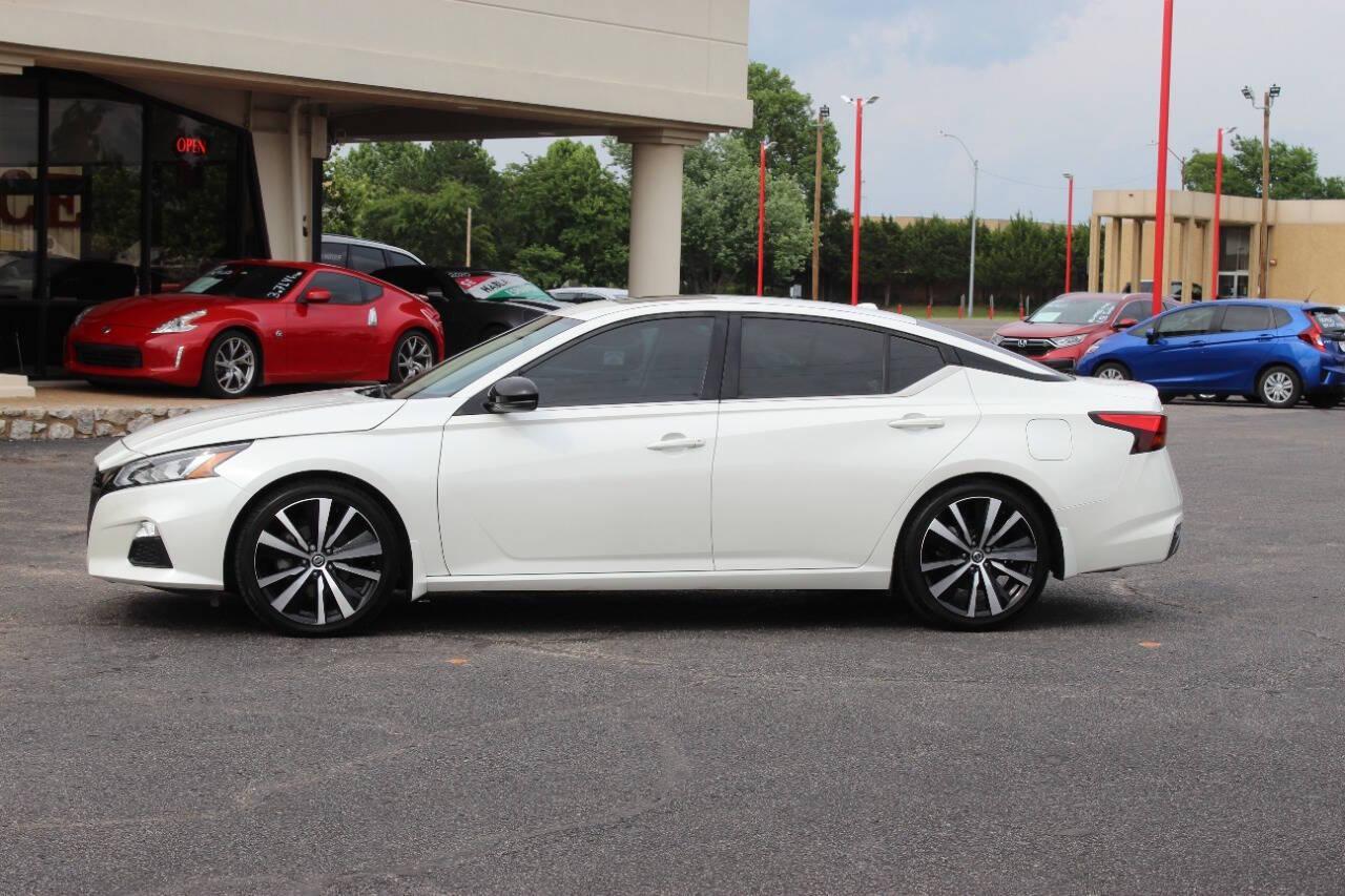 2020 White Nissan Altima 2.5 SR (1N4BL4CV8LC) with an 2.5L L4 DOHC 16V engine, CVT transmission, located at 4301 NW 39th , Oklahoma City, OK, 73112, (405) 949-5600, 35.512135, -97.598671 - NO DRIVERS LICENCE -NO FULL COVERAGE INSURANCE - NO CREDIT CHECK. COME ON OVER TO SUPERSPORTS, TAKE A LOOK AND TEST DRIVE. PLEASE GIVE US A CALL AT (405) 949-5600. NO LICENCIA DE CONDUCIR - NO SEGURO DE COBERTURA TOTAL - NO VERIFICACION DE CREDITO. VISITENOS EN SUPERSPORTS, MIRE NUESTRO - Photo#5