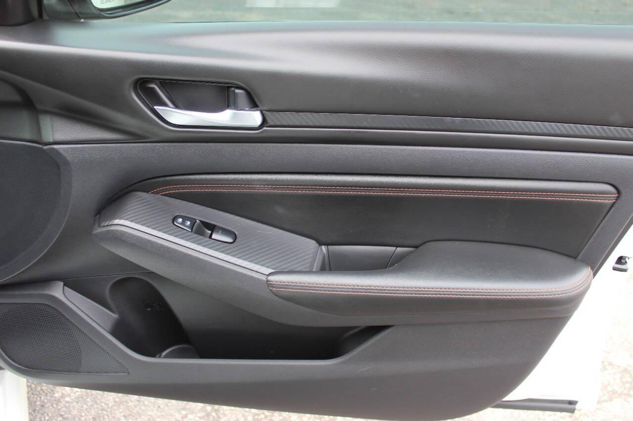 2020 White Nissan Altima 2.5 SR (1N4BL4CV8LC) with an 2.5L L4 DOHC 16V engine, CVT transmission, located at 4301 NW 39th , Oklahoma City, OK, 73112, (405) 949-5600, 35.512135, -97.598671 - NO DRIVERS LICENCE -NO FULL COVERAGE INSURANCE - NO CREDIT CHECK. COME ON OVER TO SUPERSPORTS, TAKE A LOOK AND TEST DRIVE. PLEASE GIVE US A CALL AT (405) 949-5600. NO LICENCIA DE CONDUCIR - NO SEGURO DE COBERTURA TOTAL - NO VERIFICACION DE CREDITO. VISITENOS EN SUPERSPORTS, MIRE NUESTRO - Photo#9