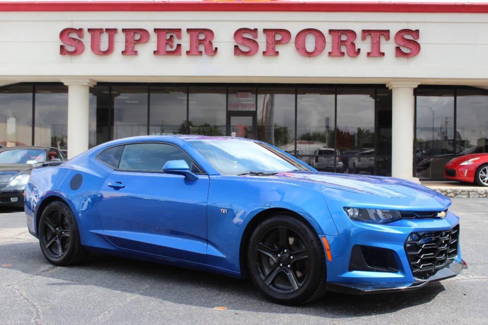 2018 Blue Chevrolet Camaro 1LT Coupe (1G1FB1RX8J0) with an 2.0L L4 DOHC 16V TURBO engine, 6A transmission, located at 4301 NW 39th , Oklahoma City, OK, 73112, (405) 949-5600, 35.512135, -97.598671 - NO DRIVERS LICENCE -NO FULL COVERAGE INSURANCE - NO CREDIT CHECK. COME ON OVER TO SUPERSPORTS, TAKE A LOOK AND TEST DRIVE. PLEASE GIVE US A CALL AT (405) 949-5600. NO LICENCIA DE CONDUCIR - NO SEGURO DE COBERTURA TOTAL - NO VERIFICACION DE CREDITO. VISITENOS EN SUPERSPORTS, MIRE NUESTRO - Photo#2