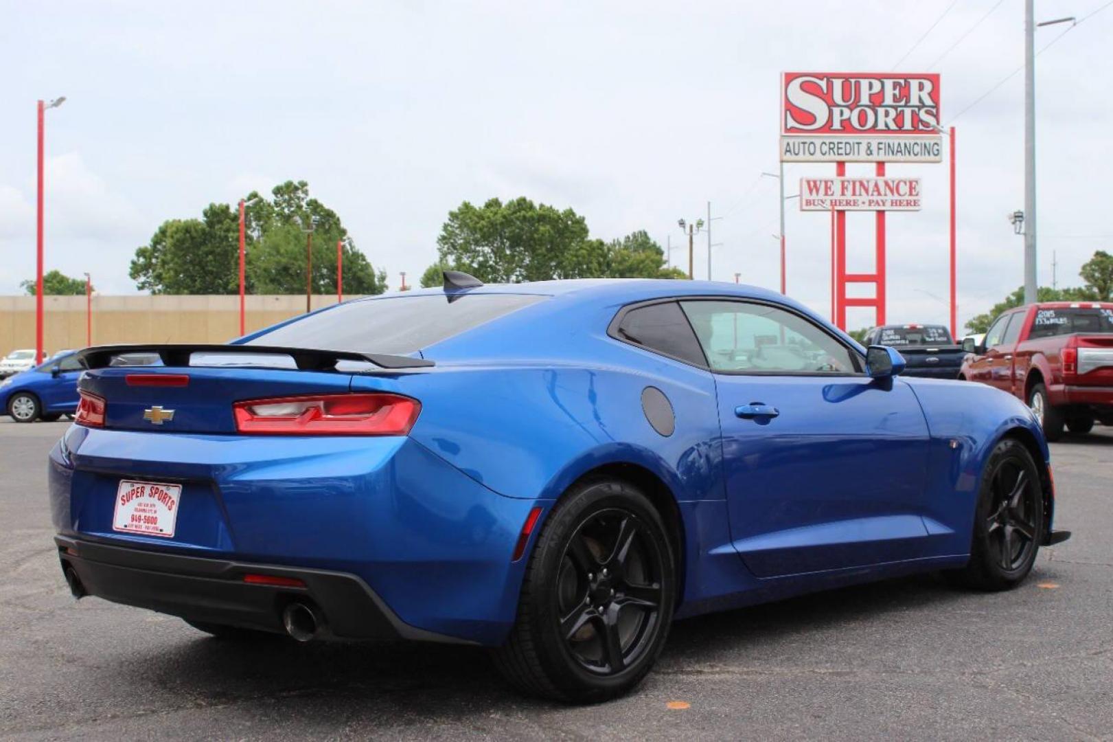 2018 Blue Chevrolet Camaro 1LT Coupe (1G1FB1RX8J0) with an 2.0L L4 DOHC 16V TURBO engine, 6A transmission, located at 4301 NW 39th , Oklahoma City, OK, 73112, (405) 949-5600, 35.512135, -97.598671 - NO DRIVERS LICENCE -NO FULL COVERAGE INSURANCE - NO CREDIT CHECK. COME ON OVER TO SUPERSPORTS, TAKE A LOOK AND TEST DRIVE. PLEASE GIVE US A CALL AT (405) 949-5600. NO LICENCIA DE CONDUCIR - NO SEGURO DE COBERTURA TOTAL - NO VERIFICACION DE CREDITO. VISITENOS EN SUPERSPORTS, MIRE NUESTRO - Photo#3