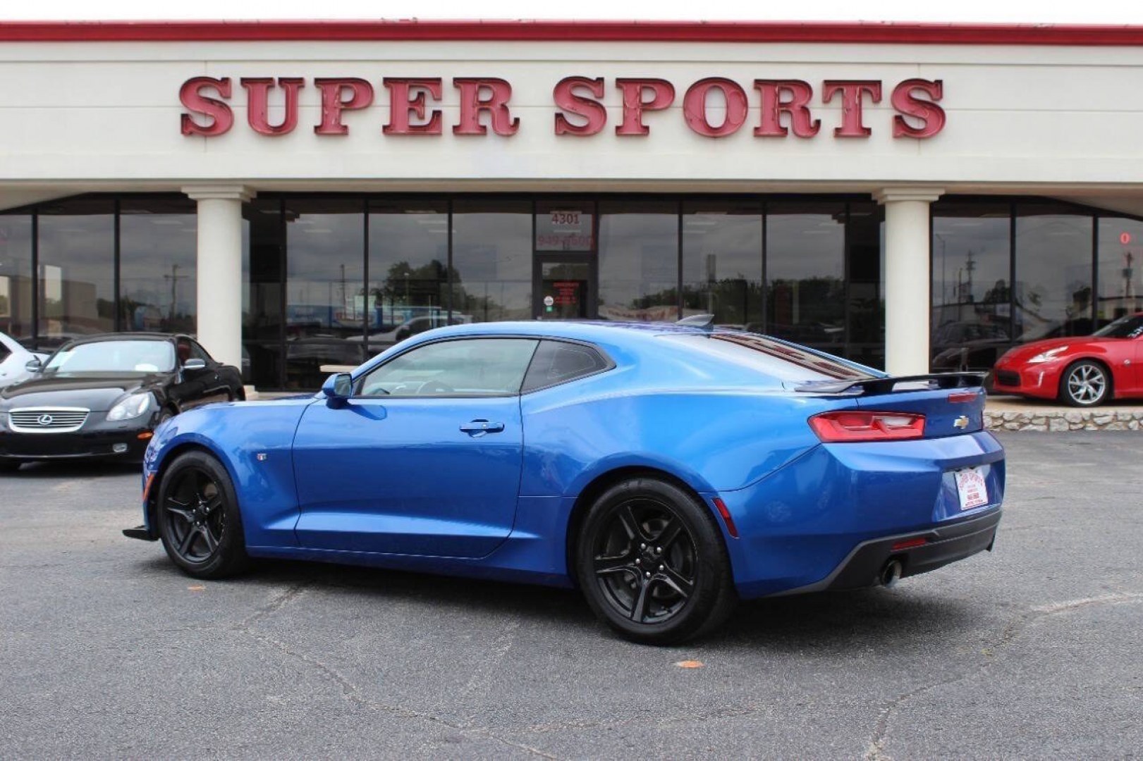 2018 Blue Chevrolet Camaro 1LT Coupe (1G1FB1RX8J0) with an 2.0L I4 Turbocharger 2.0L I4 engine, Automatic 8-Speed transmission, located at 4301 NW 39th , Oklahoma City, OK, 73112, (405) 949-5600, 35.512135, -97.598671 - NO DRIVERS LICENCE -NO FULL COVERAGE INSURANCE - NO CREDIT CHECK. COME ON OVER TO SUPERSPORTS, TAKE A LOOK AND TEST DRIVE. PLEASE GIVE US A CALL AT (405) 949-5600. NO LICENCIA DE CONDUCIR - NO SEGURO DE COBERTURA TOTAL - NO VERIFICACION DE CREDITO. VISITENOS EN SUPERSPORTS, MIRE NUESTRO- Photo#3
