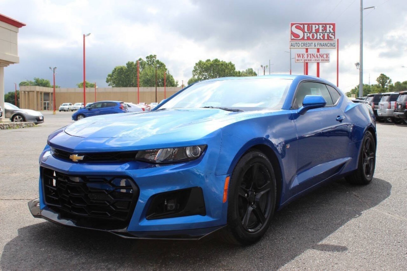 2018 Blue Chevrolet Camaro 1LT Coupe (1G1FB1RX8J0) with an 2.0L I4 Turbocharger 2.0L I4 engine, Automatic 8-Speed transmission, located at 4301 NW 39th , Oklahoma City, OK, 73112, (405) 949-5600, 35.512135, -97.598671 - NO DRIVERS LICENCE -NO FULL COVERAGE INSURANCE - NO CREDIT CHECK. COME ON OVER TO SUPERSPORTS, TAKE A LOOK AND TEST DRIVE. PLEASE GIVE US A CALL AT (405) 949-5600. NO LICENCIA DE CONDUCIR - NO SEGURO DE COBERTURA TOTAL - NO VERIFICACION DE CREDITO. VISITENOS EN SUPERSPORTS, MIRE NUESTRO- Photo#5