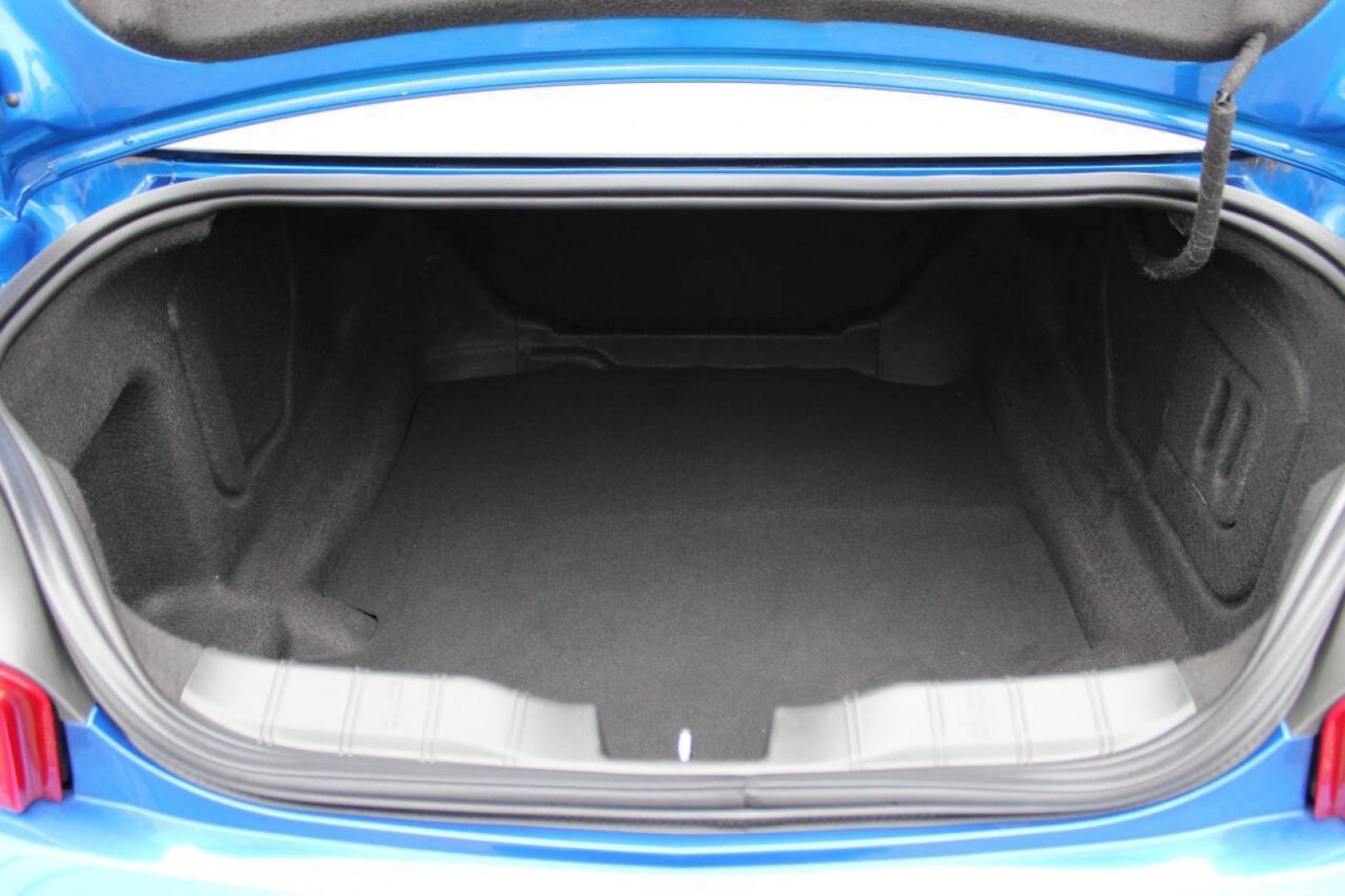 2018 Blue Chevrolet Camaro 1LT Coupe (1G1FB1RX8J0) with an 2.0L I4 Turbocharger 2.0L I4 engine, Automatic 8-Speed transmission, located at 4301 NW 39th , Oklahoma City, OK, 73112, (405) 949-5600, 35.512135, -97.598671 - NO DRIVERS LICENCE -NO FULL COVERAGE INSURANCE - NO CREDIT CHECK. COME ON OVER TO SUPERSPORTS, TAKE A LOOK AND TEST DRIVE. PLEASE GIVE US A CALL AT (405) 949-5600. NO LICENCIA DE CONDUCIR - NO SEGURO DE COBERTURA TOTAL - NO VERIFICACION DE CREDITO. VISITENOS EN SUPERSPORTS, MIRE NUESTRO- Photo#10