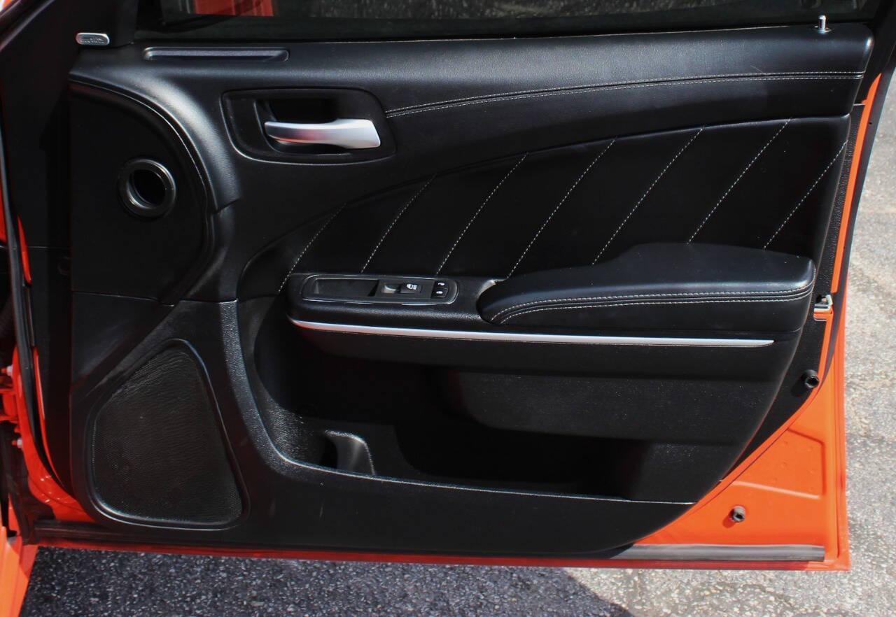 2021 Orange Dodge Charger Scat Pack (2C3CDXGJ8MH) with an 6.4L V8 OHV 16V engine, 8A transmission, located at 4301 NW 39th , Oklahoma City, OK, 73112, (405) 949-5600, 35.512135, -97.598671 - NO DRIVERS LICENCE -NO FULL COVERAGE INSURANCE - NO CREDIT CHECK. COME ON OVER TO SUPERSPORTS, TAKE A LOOK AND TEST DRIVE. PLEASE GIVE US A CALL AT (405) 949-5600. NO LICENCIA DE CONDUCIR - NO SEGURO DE COBERTURA TOTAL - NO VERIFICACION DE CREDITO. VISITENOS EN SUPERSPORTS, MIRE NUESTRO - Photo#9