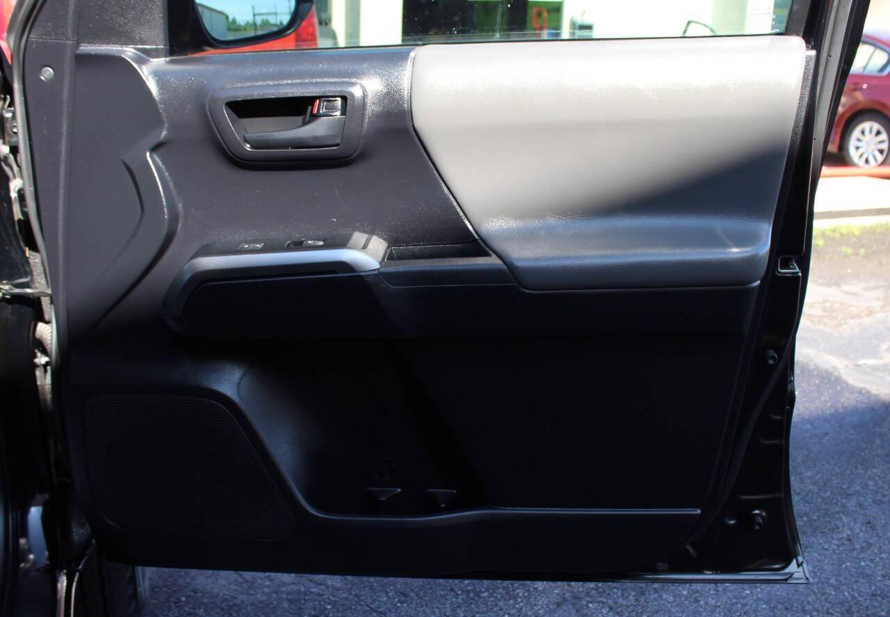 2021 Black Toyota Tacoma SR5 Double Cab Long Bed V6 6AT 4WD (3TMCZ5AN1MM) with an 3.5L V6 DOHC 24V engine, 6A transmission, located at 4301 NW 39th , Oklahoma City, OK, 73112, (405) 949-5600, 35.512135, -97.598671 - NO DRIVERS LICENCE -NO FULL COVERAGE INSURANCE - NO CREDIT CHECK. COME ON OVER TO SUPERSPORTS, TAKE A LOOK AND TEST DRIVE. PLEASE GIVE US A CALL AT (405) 949-5600. NO LICENCIA DE CONDUCIR - NO SEGURO DE COBERTURA TOTAL - NO VERIFICACION DE CREDITO. VISITENOS EN SUPERSPORTS, MIRE NUESTRO N - Photo#9