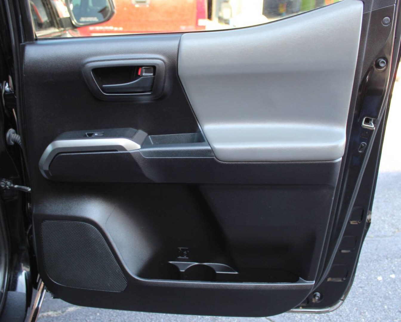 2021 Black Toyota Tacoma SR5 Double Cab Long Bed V6 6AT 4WD (3TMCZ5AN1MM) with an 3.5L V6 3.5L V6 engine, Automatic 6-Speed transmission, located at 4301 NW 39th , Oklahoma City, OK, 73112, (405) 949-5600, 35.512135, -97.598671 - Hablamos espanol. SPEND SMART --- BUY FROM SUPER SPORTS. ALL PRICES, DOWN PAYMENTS, PAYMENTS, AND FINANCE TERMS ARE NEGOTIABLE AT THE TIME OF APPROVAL. WE WILL WORK WITH YOU TO FIT YOUR BUDGET. WE WILL EVEN LOWER AND ADJUST THE NUMBERS TO HELP MAKE THE VE HICLE MORE AFFORDABLE FOR YOU.- Photo#11