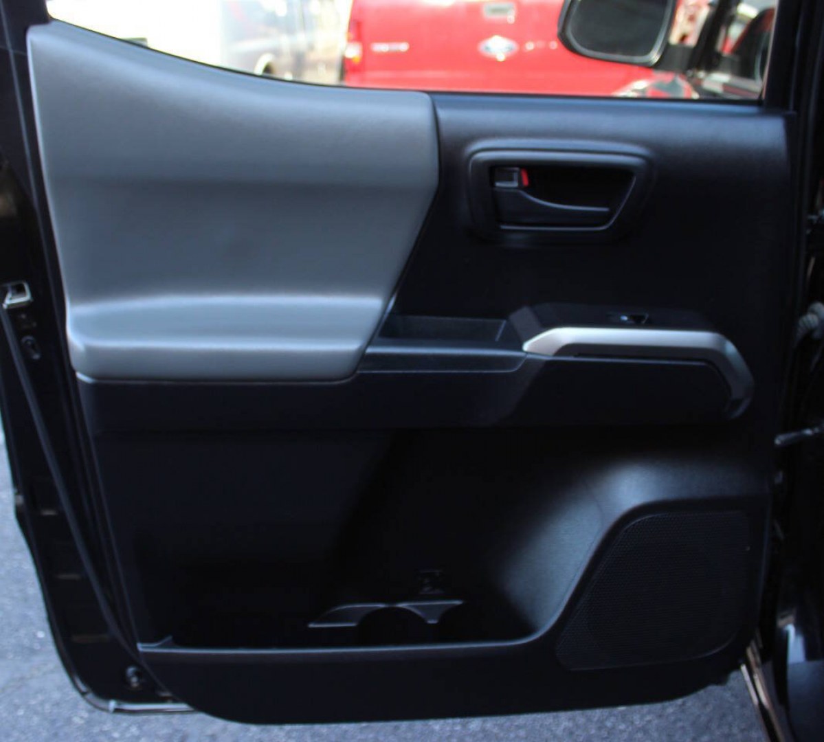 2021 Black Toyota Tacoma SR5 Double Cab Long Bed V6 6AT 4WD (3TMCZ5AN1MM) with an 3.5L V6 3.5L V6 engine, Automatic 6-Speed transmission, located at 4301 NW 39th , Oklahoma City, OK, 73112, (405) 949-5600, 35.512135, -97.598671 - Hablamos espanol. SPEND SMART --- BUY FROM SUPER SPORTS. ALL PRICES, DOWN PAYMENTS, PAYMENTS, AND FINANCE TERMS ARE NEGOTIABLE AT THE TIME OF APPROVAL. WE WILL WORK WITH YOU TO FIT YOUR BUDGET. WE WILL EVEN LOWER AND ADJUST THE NUMBERS TO HELP MAKE THE VE HICLE MORE AFFORDABLE FOR YOU.- Photo#13