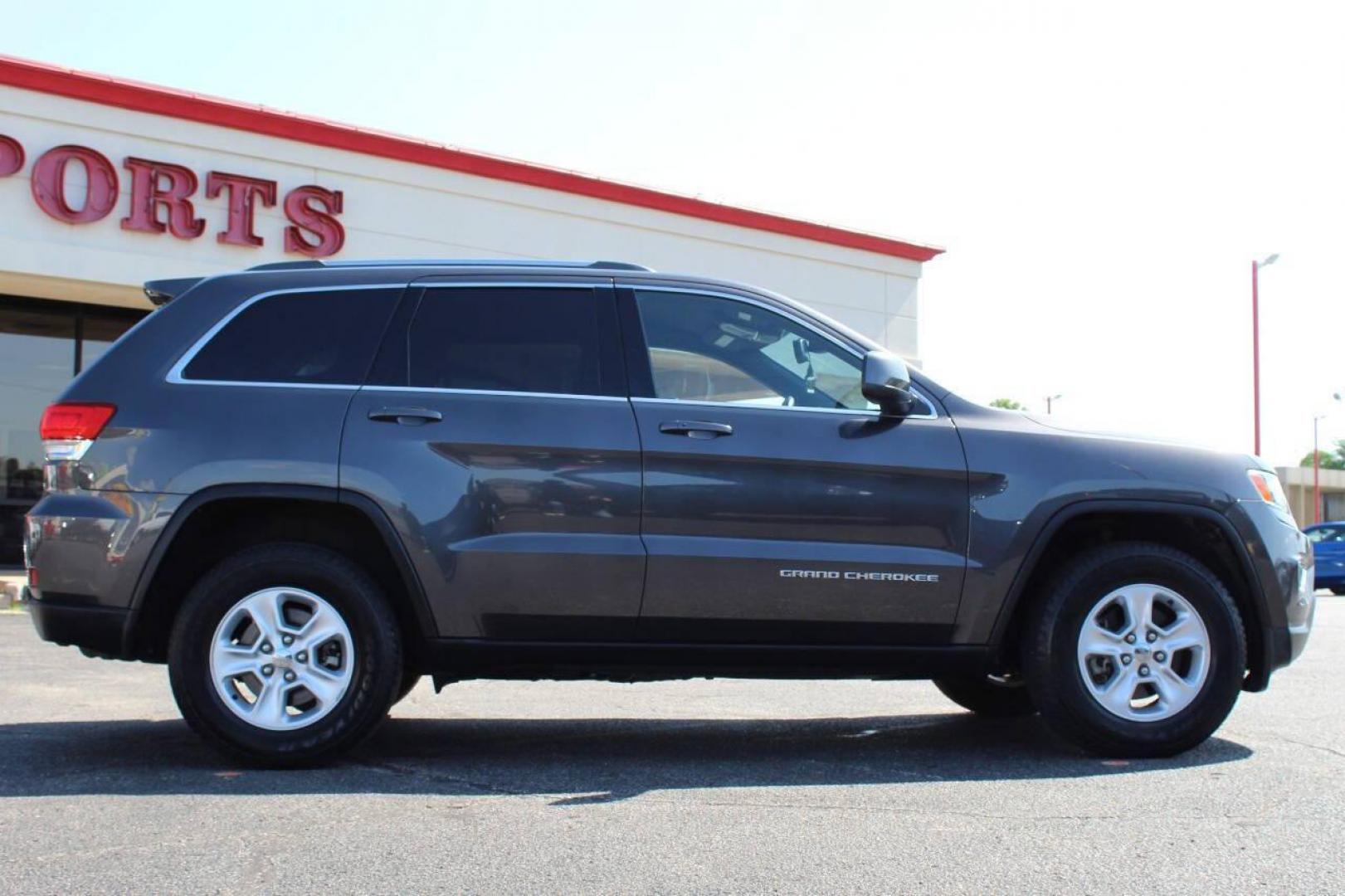 2015 Charcoal Jeep Grand Cherokee Laredo 4WD (1C4RJFAG9FC) with an 3.6L V6 DOHC 24V engine, 8-Speed Automatic transmission, located at 4301 NW 39th , Oklahoma City, OK, 73112, (405) 949-5600, 35.512135, -97.598671 - NO DRIVERS LICENCE -NO FULL COVERAGE INSURANCE - NO CREDIT CHECK. COME ON OVER TO SUPERSPORTS, TAKE A LOOK AND TEST DRIVE. PLEASE GIVE US A CALL AT (405) 949-5600. NO LICENCIA DE CONDUCIR - NO SEGURO DE COBERTURA TOTAL - NO VERIFICACION DE CREDITO. VISITENOS EN SUPERSPORTS, MIRE N - Photo#3