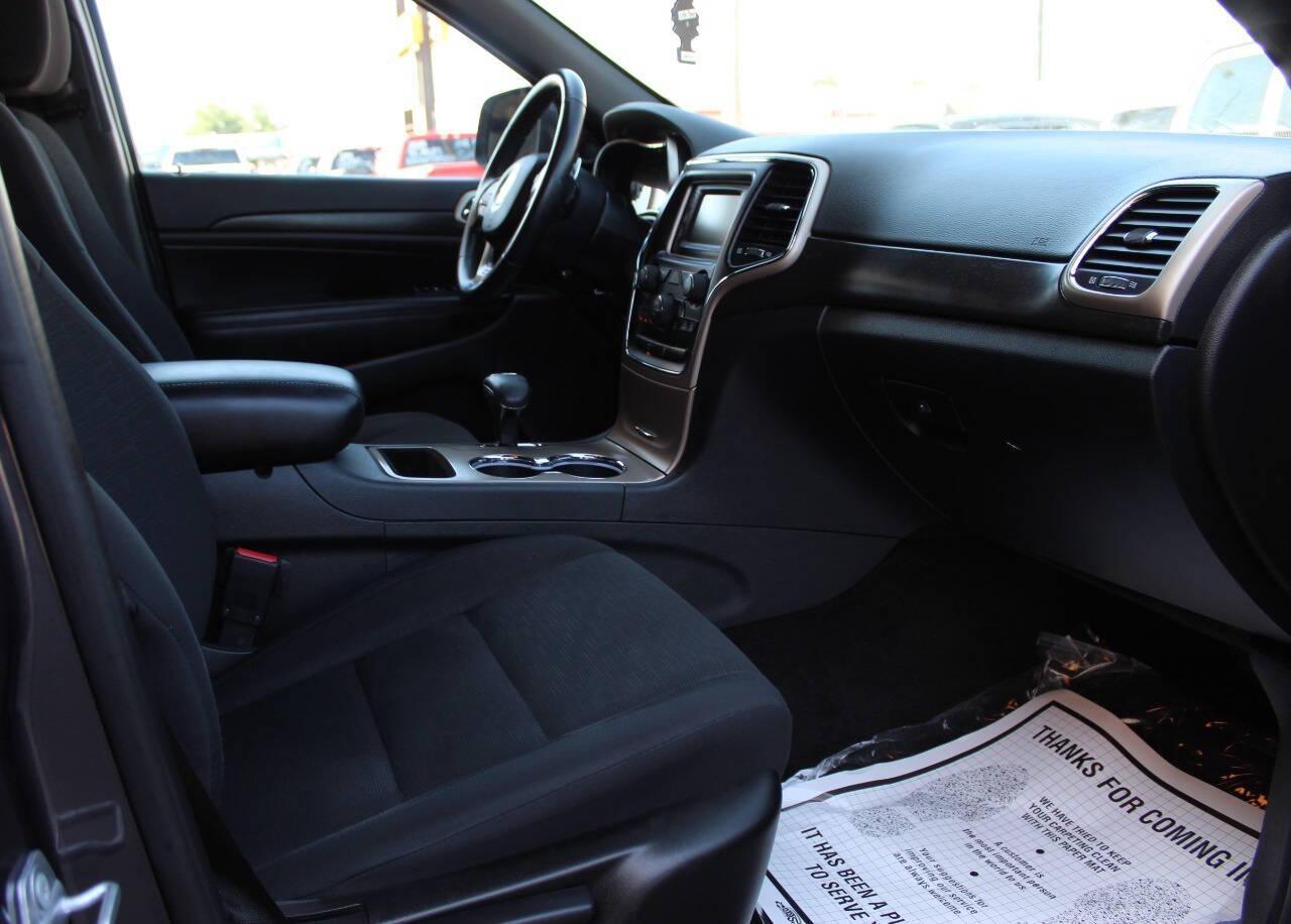 2015 Charcoal Jeep Grand Cherokee Laredo 4WD (1C4RJFAG9FC) with an 3.6L V6 DOHC 24V engine, 8-Speed Automatic transmission, located at 4301 NW 39th , Oklahoma City, OK, 73112, (405) 949-5600, 35.512135, -97.598671 - NO DRIVERS LICENCE -NO FULL COVERAGE INSURANCE - NO CREDIT CHECK. COME ON OVER TO SUPERSPORTS, TAKE A LOOK AND TEST DRIVE. PLEASE GIVE US A CALL AT (405) 949-5600. NO LICENCIA DE CONDUCIR - NO SEGURO DE COBERTURA TOTAL - NO VERIFICACION DE CREDITO. VISITENOS EN SUPERSPORTS, MIRE NUESTRO - Photo#8