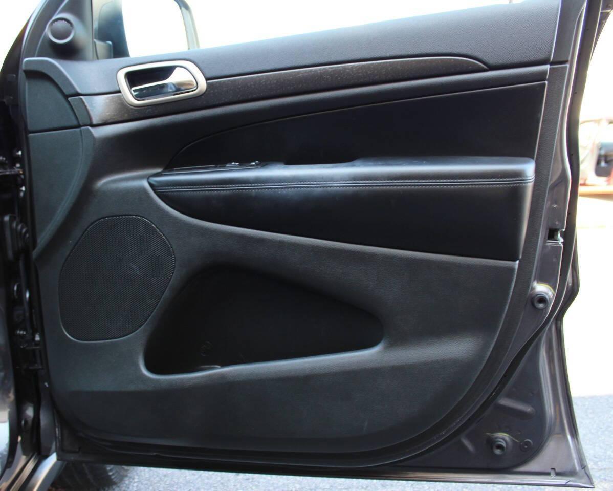 2015 Charcoal Jeep Grand Cherokee Laredo 4WD (1C4RJFAG9FC) with an 3.6L V6 DOHC 24V engine, 8-Speed Automatic transmission, located at 4301 NW 39th , Oklahoma City, OK, 73112, (405) 949-5600, 35.512135, -97.598671 - NO DRIVERS LICENCE -NO FULL COVERAGE INSURANCE - NO CREDIT CHECK. COME ON OVER TO SUPERSPORTS, TAKE A LOOK AND TEST DRIVE. PLEASE GIVE US A CALL AT (405) 949-5600. NO LICENCIA DE CONDUCIR - NO SEGURO DE COBERTURA TOTAL - NO VERIFICACION DE CREDITO. VISITENOS EN SUPERSPORTS, MIRE NUESTRO - Photo#9