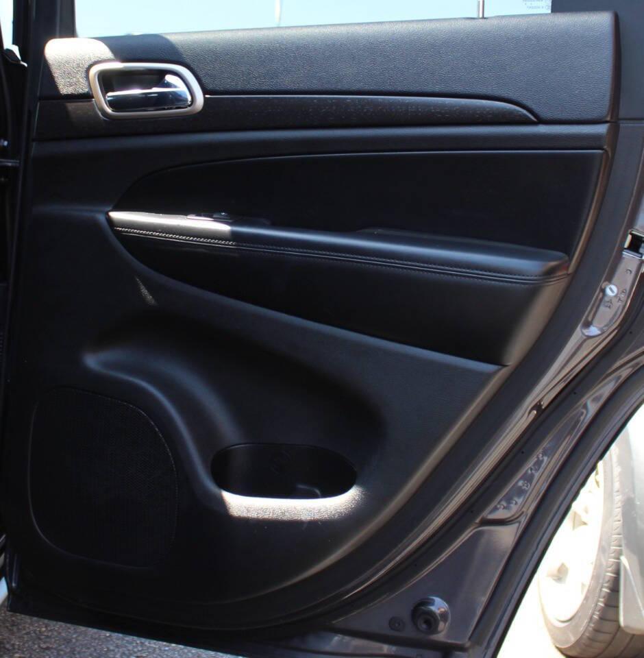 2015 Charcoal Jeep Grand Cherokee Laredo 4WD (1C4RJFAG9FC) with an 3.6L V6 DOHC 24V engine, 8-Speed Automatic transmission, located at 4301 NW 39th , Oklahoma City, OK, 73112, (405) 949-5600, 35.512135, -97.598671 - NO DRIVERS LICENCE -NO FULL COVERAGE INSURANCE - NO CREDIT CHECK. COME ON OVER TO SUPERSPORTS, TAKE A LOOK AND TEST DRIVE. PLEASE GIVE US A CALL AT (405) 949-5600. NO LICENCIA DE CONDUCIR - NO SEGURO DE COBERTURA TOTAL - NO VERIFICACION DE CREDITO. VISITENOS EN SUPERSPORTS, MIRE NUESTRO - Photo#11