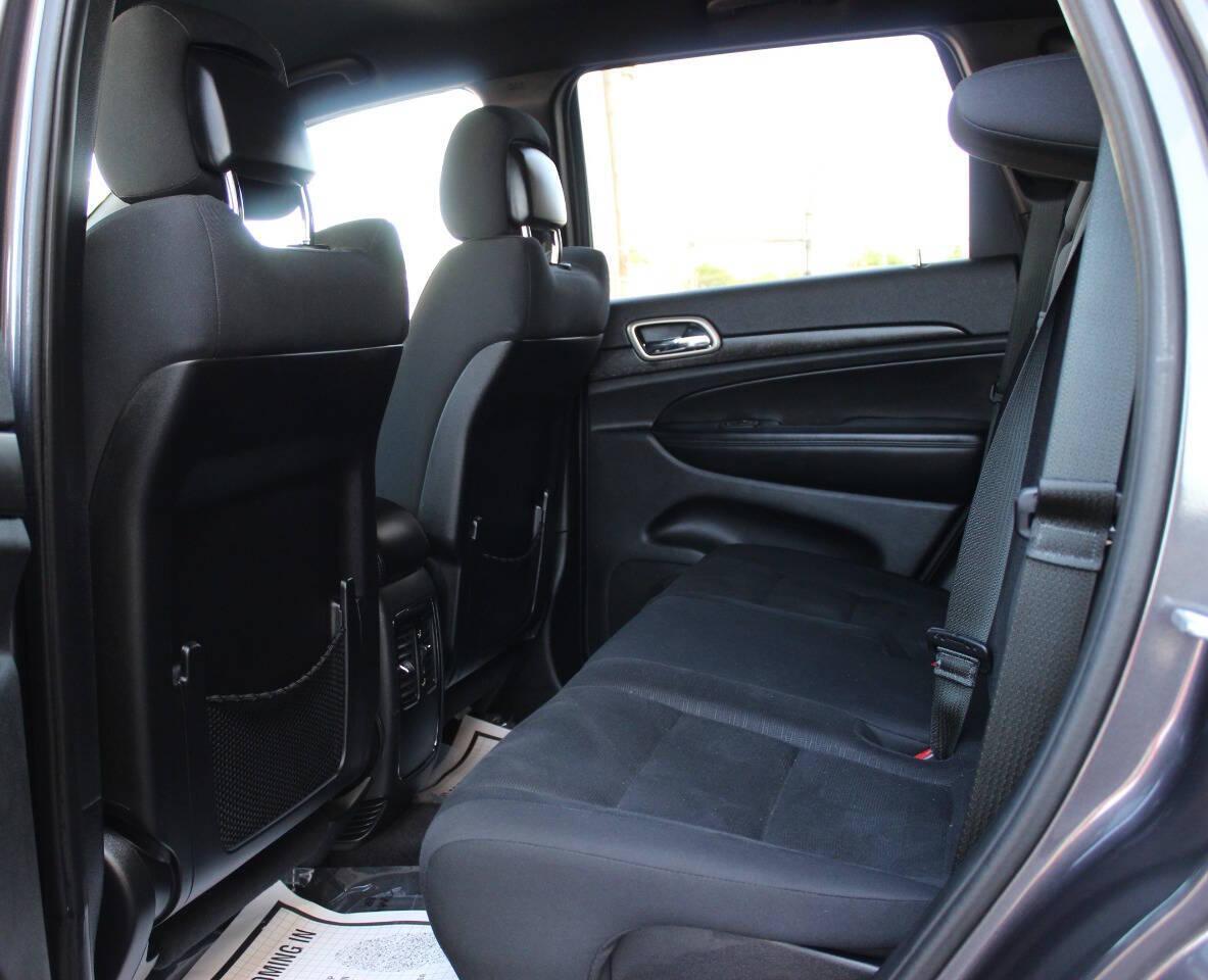 2015 Charcoal Jeep Grand Cherokee Laredo 4WD (1C4RJFAG9FC) with an 3.6L V6 DOHC 24V engine, 8-Speed Automatic transmission, located at 4301 NW 39th , Oklahoma City, OK, 73112, (405) 949-5600, 35.512135, -97.598671 - NO DRIVERS LICENCE -NO FULL COVERAGE INSURANCE - NO CREDIT CHECK. COME ON OVER TO SUPERSPORTS, TAKE A LOOK AND TEST DRIVE. PLEASE GIVE US A CALL AT (405) 949-5600. NO LICENCIA DE CONDUCIR - NO SEGURO DE COBERTURA TOTAL - NO VERIFICACION DE CREDITO. VISITENOS EN SUPERSPORTS, MIRE NUESTRO - Photo#13