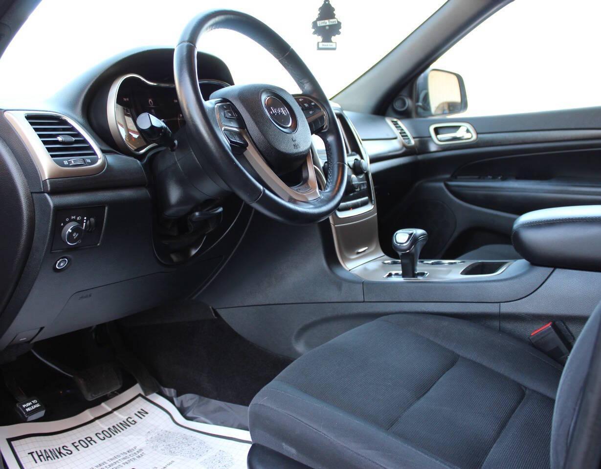 2015 Charcoal Jeep Grand Cherokee Laredo 4WD (1C4RJFAG9FC) with an 3.6L V6 DOHC 24V engine, 8-Speed Automatic transmission, located at 4301 NW 39th , Oklahoma City, OK, 73112, (405) 949-5600, 35.512135, -97.598671 - NO DRIVERS LICENCE -NO FULL COVERAGE INSURANCE - NO CREDIT CHECK. COME ON OVER TO SUPERSPORTS, TAKE A LOOK AND TEST DRIVE. PLEASE GIVE US A CALL AT (405) 949-5600. NO LICENCIA DE CONDUCIR - NO SEGURO DE COBERTURA TOTAL - NO VERIFICACION DE CREDITO. VISITENOS EN SUPERSPORTS, MIRE NUESTRO - Photo#15