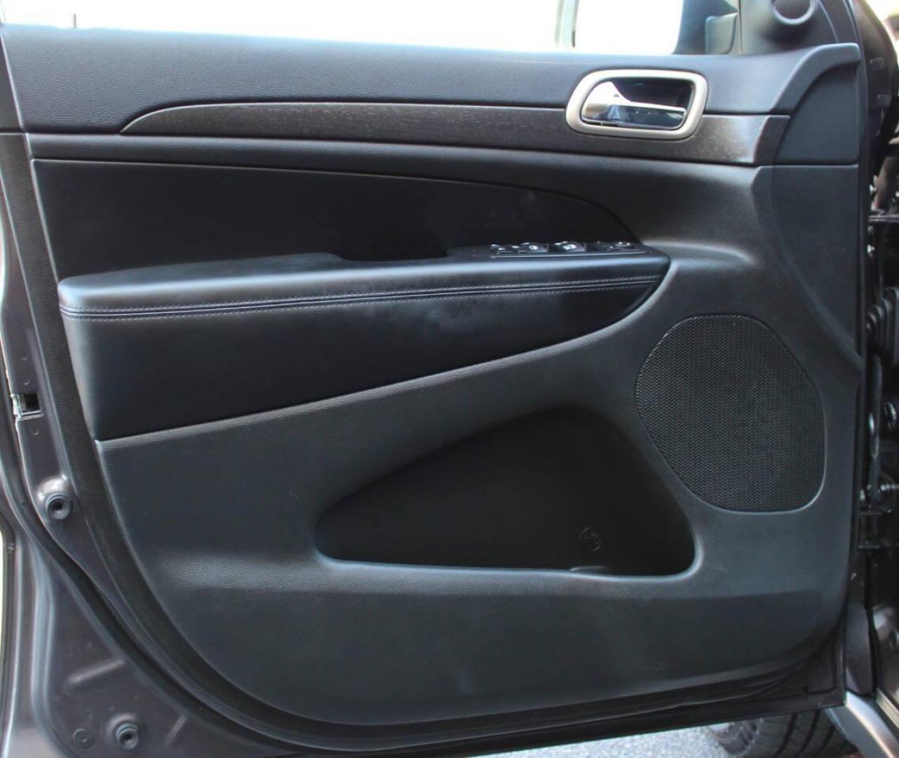 2015 Charcoal Jeep Grand Cherokee Laredo 4WD (1C4RJFAG9FC) with an 3.6L V6 DOHC 24V engine, 8-Speed Automatic transmission, located at 4301 NW 39th , Oklahoma City, OK, 73112, (405) 949-5600, 35.512135, -97.598671 - NO DRIVERS LICENCE -NO FULL COVERAGE INSURANCE - NO CREDIT CHECK. COME ON OVER TO SUPERSPORTS, TAKE A LOOK AND TEST DRIVE. PLEASE GIVE US A CALL AT (405) 949-5600. NO LICENCIA DE CONDUCIR - NO SEGURO DE COBERTURA TOTAL - NO VERIFICACION DE CREDITO. VISITENOS EN SUPERSPORTS, MIRE N - Photo#17