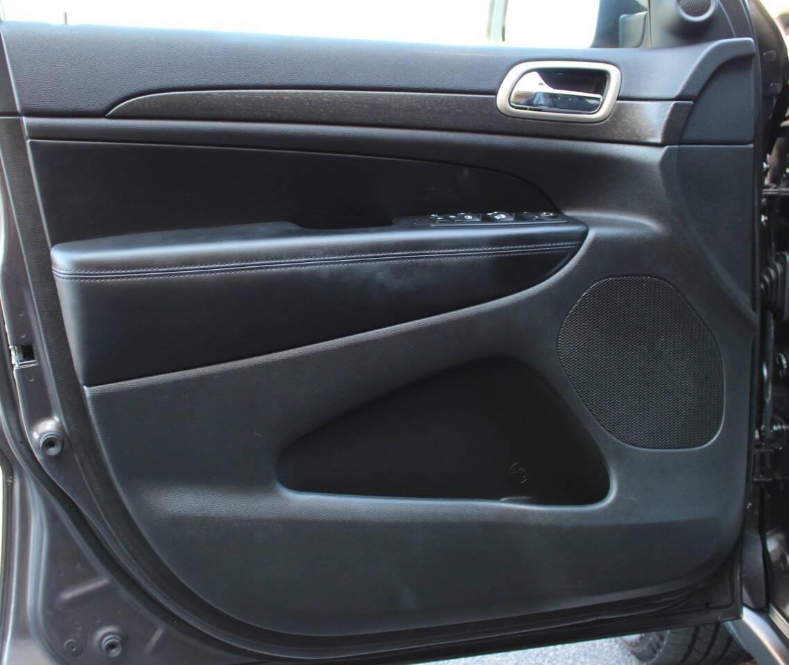 2015 Charcoal Jeep Grand Cherokee Laredo 4WD (1C4RJFAG9FC) with an 3.6L V6 DOHC 24V engine, 8-Speed Automatic transmission, located at 4301 NW 39th , Oklahoma City, OK, 73112, (405) 949-5600, 35.512135, -97.598671 - NO DRIVERS LICENCE -NO FULL COVERAGE INSURANCE - NO CREDIT CHECK. COME ON OVER TO SUPERSPORTS, TAKE A LOOK AND TEST DRIVE. PLEASE GIVE US A CALL AT (405) 949-5600. NO LICENCIA DE CONDUCIR - NO SEGURO DE COBERTURA TOTAL - NO VERIFICACION DE CREDITO. VISITENOS EN SUPERSPORTS, MIRE NUESTRO - Photo#16