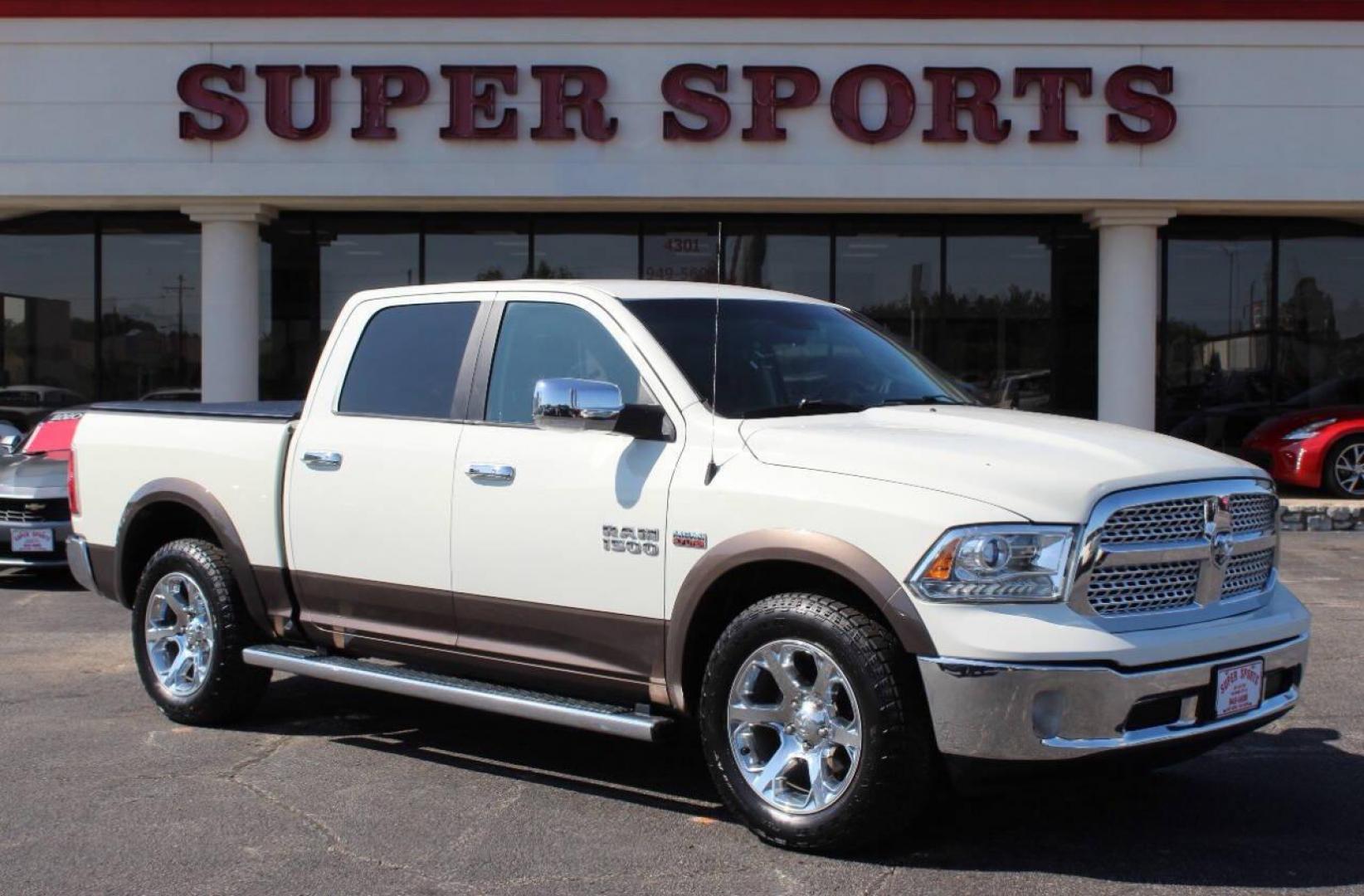 2017 White RAM 1500 Laramie Crew Cab SWB 4WD (1C6RR7NT5HS) with an 5.7L V8 OHV 16V engine, 8A transmission, located at 4301 NW 39th , Oklahoma City, OK, 73112, (405) 949-5600, 35.512135, -97.598671 - NO DRIVERS LICENCE -NO FULL COVERAGE INSURANCE - NO CREDIT CHECK. COME ON OVER TO SUPERSPORTS, TAKE A LOOK AND TEST DRIVE. PLEASE GIVE US A CALL AT (405) 949-5600. NO LICENCIA DE CONDUCIR - NO SEGURO DE COBERTURA TOTAL - NO VERIFICACION DE CREDITO. VISITENOS EN SUPERSPORTS, MIRE - Photo#2