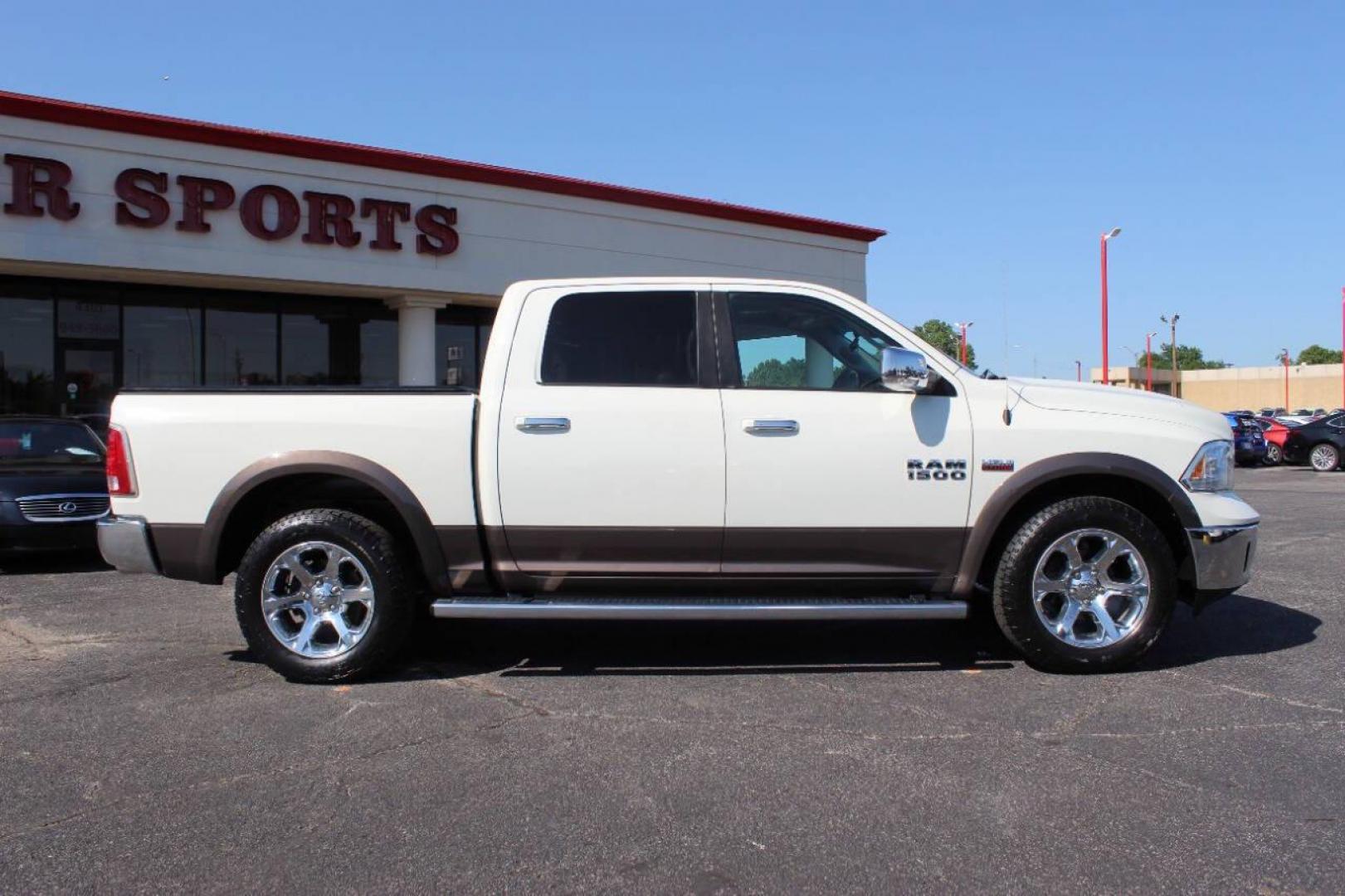 2017 White RAM 1500 Laramie Crew Cab SWB 4WD (1C6RR7NT5HS) with an 5.7L V8 OHV 16V engine, 8A transmission, located at 4301 NW 39th , Oklahoma City, OK, 73112, (405) 949-5600, 35.512135, -97.598671 - NO DRIVERS LICENCE -NO FULL COVERAGE INSURANCE - NO CREDIT CHECK. COME ON OVER TO SUPERSPORTS, TAKE A LOOK AND TEST DRIVE. PLEASE GIVE US A CALL AT (405) 949-5600. NO LICENCIA DE CONDUCIR - NO SEGURO DE COBERTURA TOTAL - NO VERIFICACION DE CREDITO. VISITENOS EN SUPERSPORTS, MIRE - Photo#3