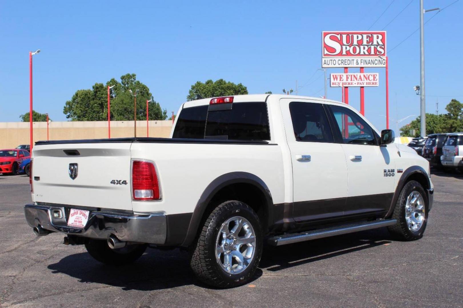 2017 White RAM 1500 Laramie Crew Cab SWB 4WD (1C6RR7NT5HS) with an 5.7L V8 OHV 16V engine, 8A transmission, located at 4301 NW 39th , Oklahoma City, OK, 73112, (405) 949-5600, 35.512135, -97.598671 - NO DRIVERS LICENCE -NO FULL COVERAGE INSURANCE - NO CREDIT CHECK. COME ON OVER TO SUPERSPORTS, TAKE A LOOK AND TEST DRIVE. PLEASE GIVE US A CALL AT (405) 949-5600. NO LICENCIA DE CONDUCIR - NO SEGURO DE COBERTURA TOTAL - NO VERIFICACION DE CREDITO. VISITENOS EN SUPERSPORTS, MIRE - Photo#4