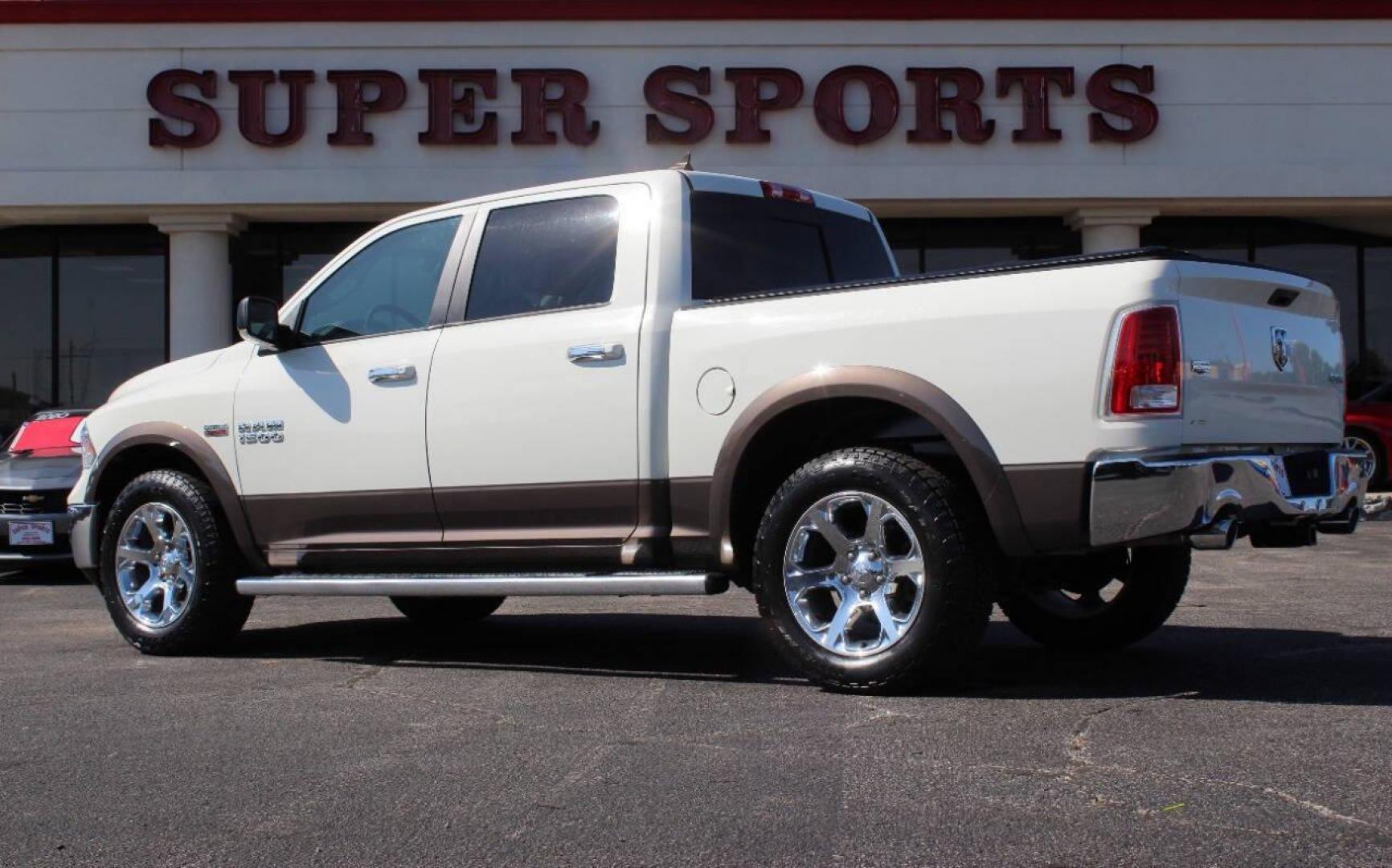 2017 White RAM 1500 Laramie Crew Cab SWB 4WD (1C6RR7NT5HS) with an 5.7L V8 OHV 16V engine, 8A transmission, located at 4301 NW 39th , Oklahoma City, OK, 73112, (405) 949-5600, 35.512135, -97.598671 - NO DRIVERS LICENCE -NO FULL COVERAGE INSURANCE - NO CREDIT CHECK. COME ON OVER TO SUPERSPORTS, TAKE A LOOK AND TEST DRIVE. PLEASE GIVE US A CALL AT (405) 949-5600. NO LICENCIA DE CONDUCIR - NO SEGURO DE COBERTURA TOTAL - NO VERIFICACION DE CREDITO. VISITENOS EN SUPERSPORTS, MIRE - Photo#5