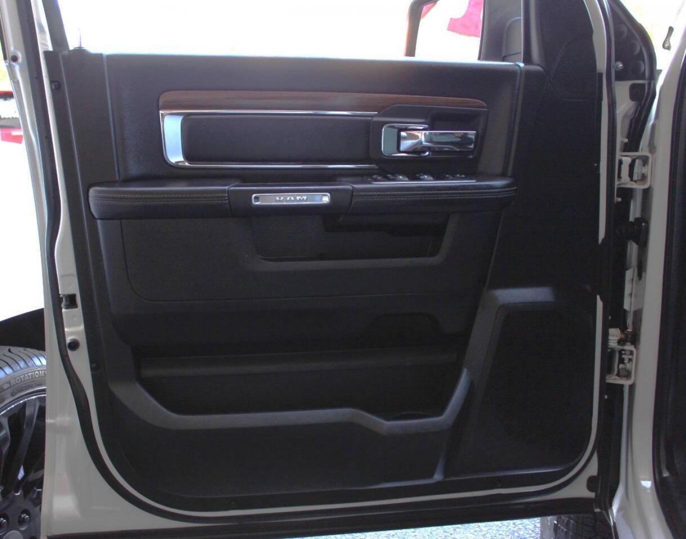 2017 White RAM 1500 Laramie Crew Cab SWB 4WD (1C6RR7NT5HS) with an 5.7L V8 OHV 16V engine, 8A transmission, located at 4301 NW 39th , Oklahoma City, OK, 73112, (405) 949-5600, 35.512135, -97.598671 - NO DRIVERS LICENCE -NO FULL COVERAGE INSURANCE - NO CREDIT CHECK. COME ON OVER TO SUPERSPORTS, TAKE A LOOK AND TEST DRIVE. PLEASE GIVE US A CALL AT (405) 949-5600. NO LICENCIA DE CONDUCIR - NO SEGURO DE COBERTURA TOTAL - NO VERIFICACION DE CREDITO. VISITENOS EN SUPERSPORTS, MIRE - Photo#16